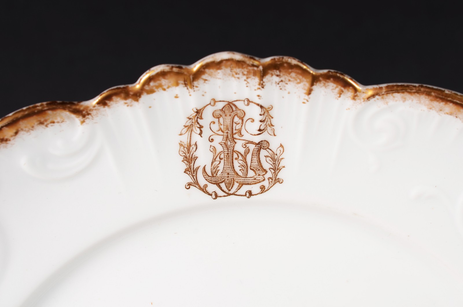 Prato de porcelana francesa Velho Paris monogramado, decorado com... - foto 2 de 5