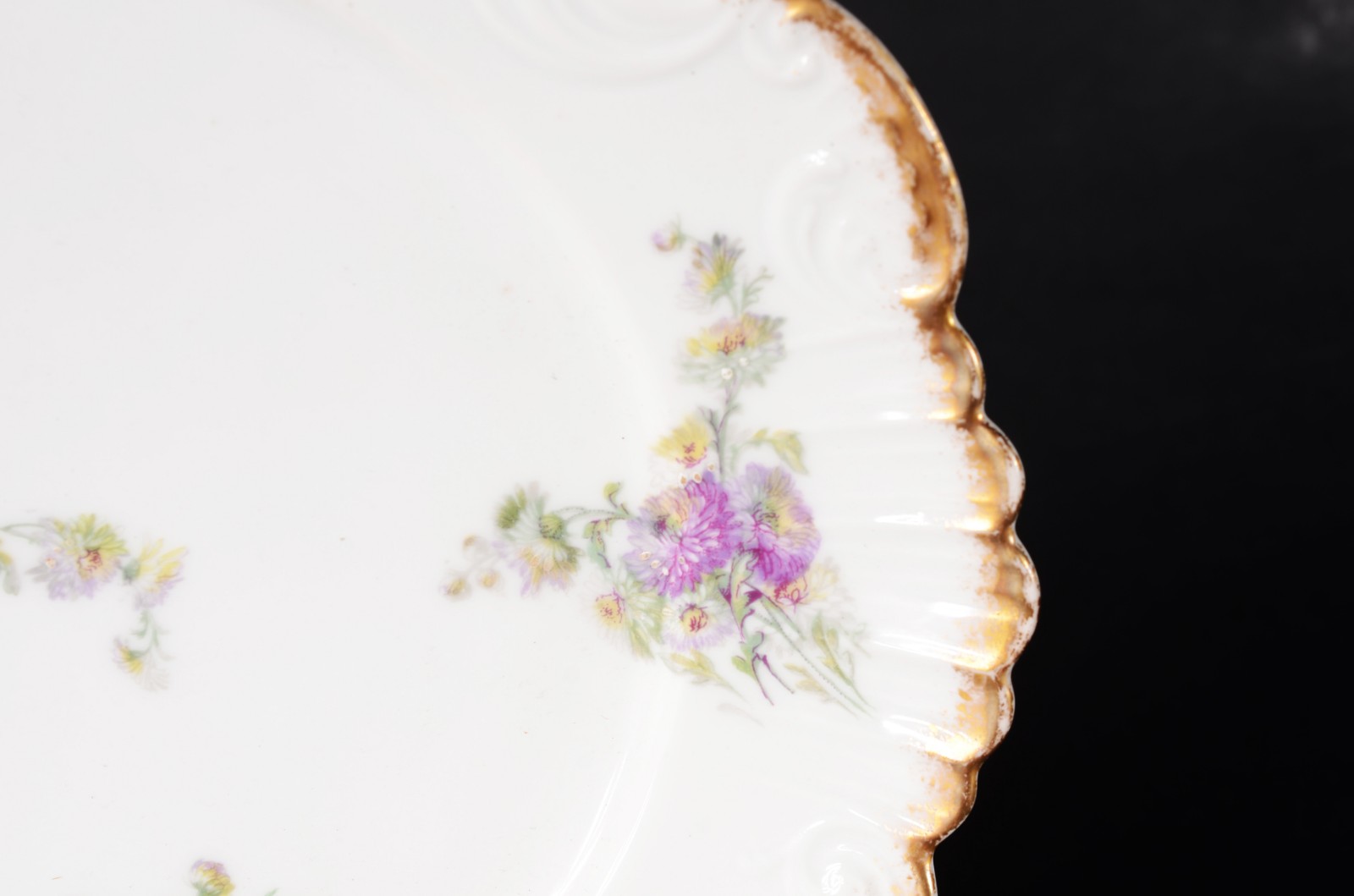 Prato de porcelana francesa Velho Paris monogramado, decorado com... - foto 4 de 5