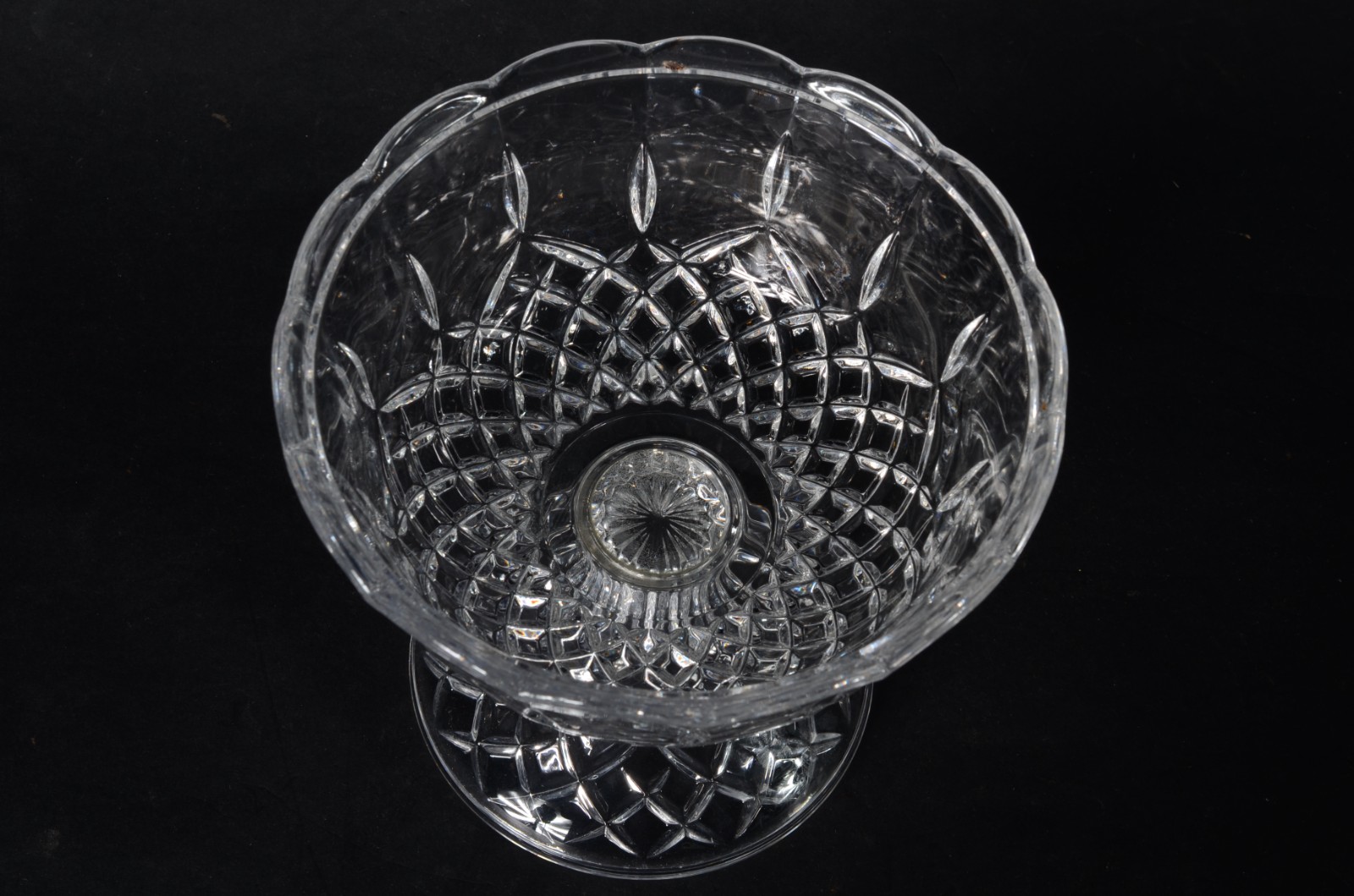 Duas peças de cristal lapidado, sendo: bomboniere e fruteira. - foto 5 de 10