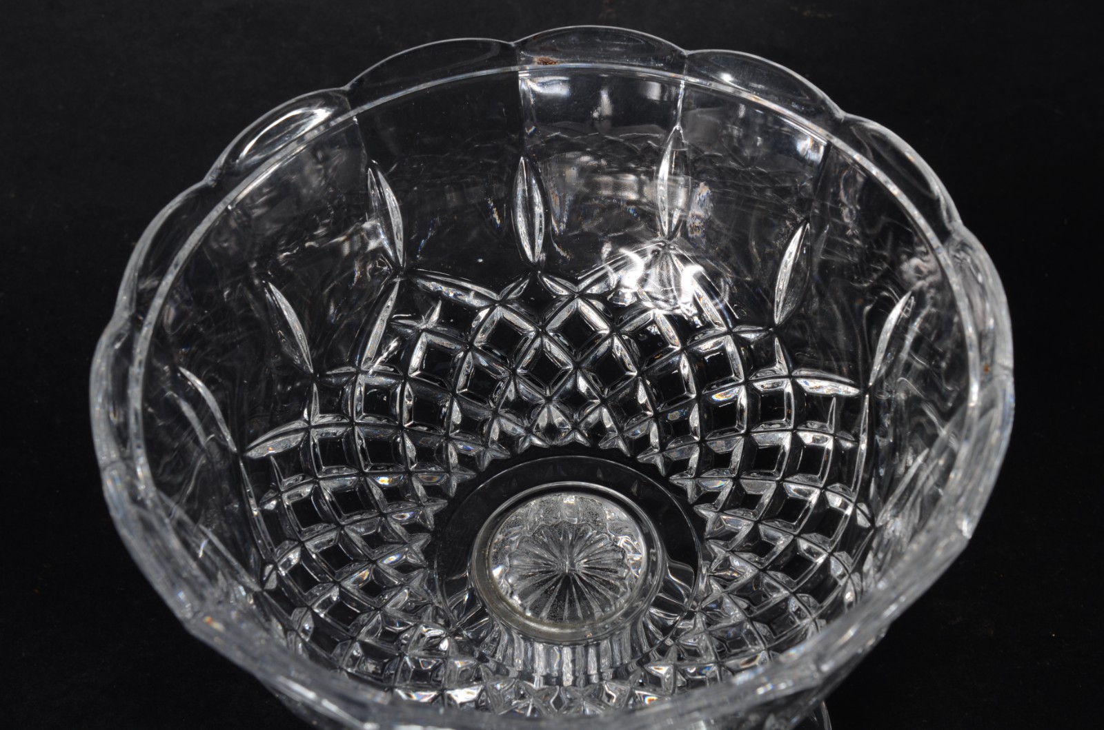 Duas peças de cristal lapidado, sendo: bomboniere e fruteira. - foto 7 de 10