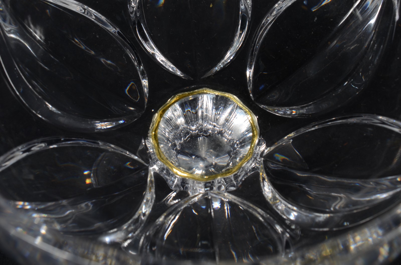 Duas peças de cristal lapidado, sendo: bomboniere e fruteira. - foto 8 de 10