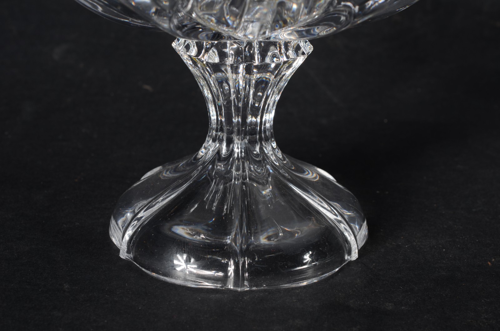 Duas peças de cristal lapidado, sendo: bomboniere e fruteira. - foto 10 de 10