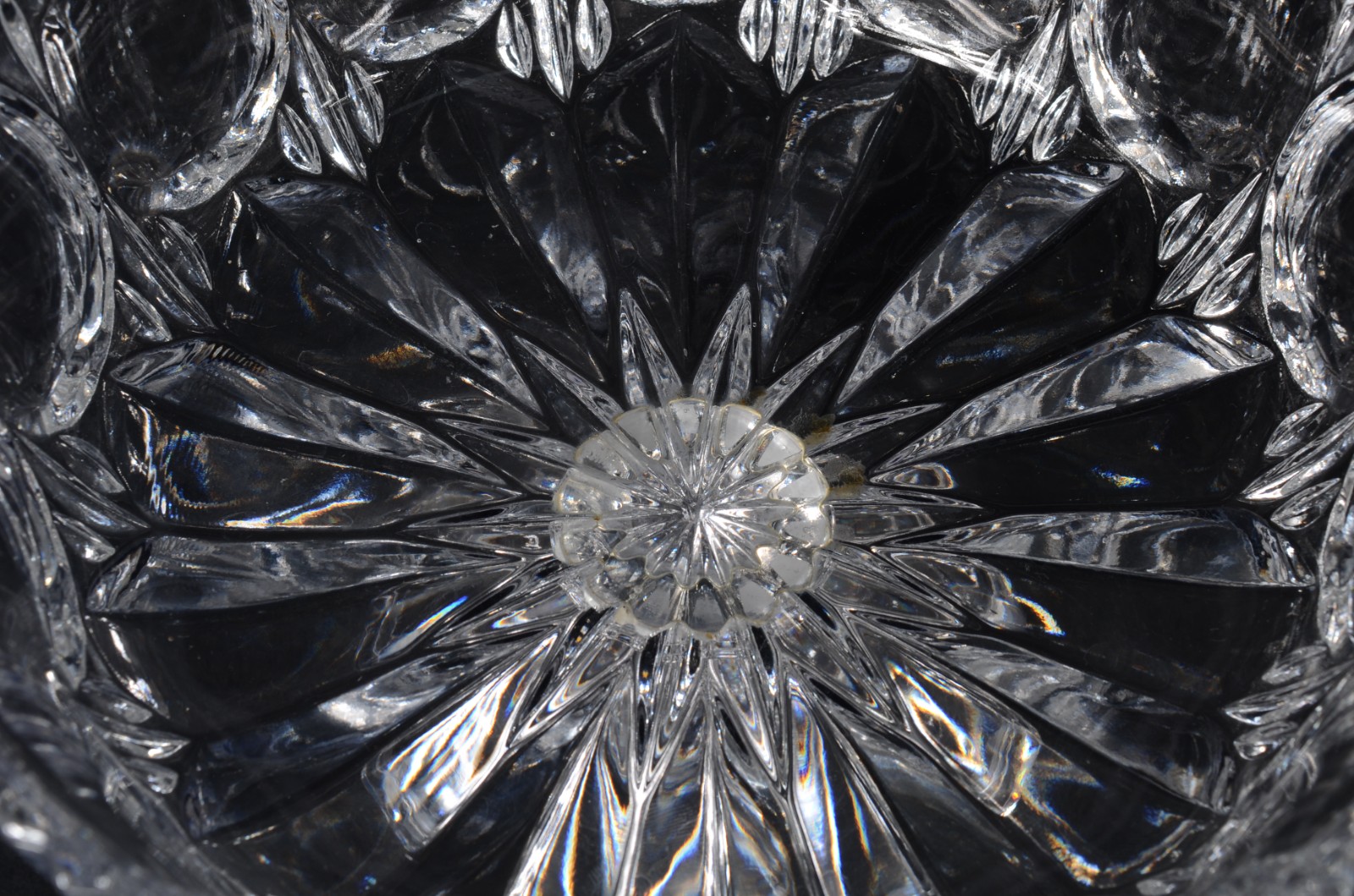 Duas peças de cristal tcheco lapidado, sendo: compoteira e fruteira. - foto 3 de 9