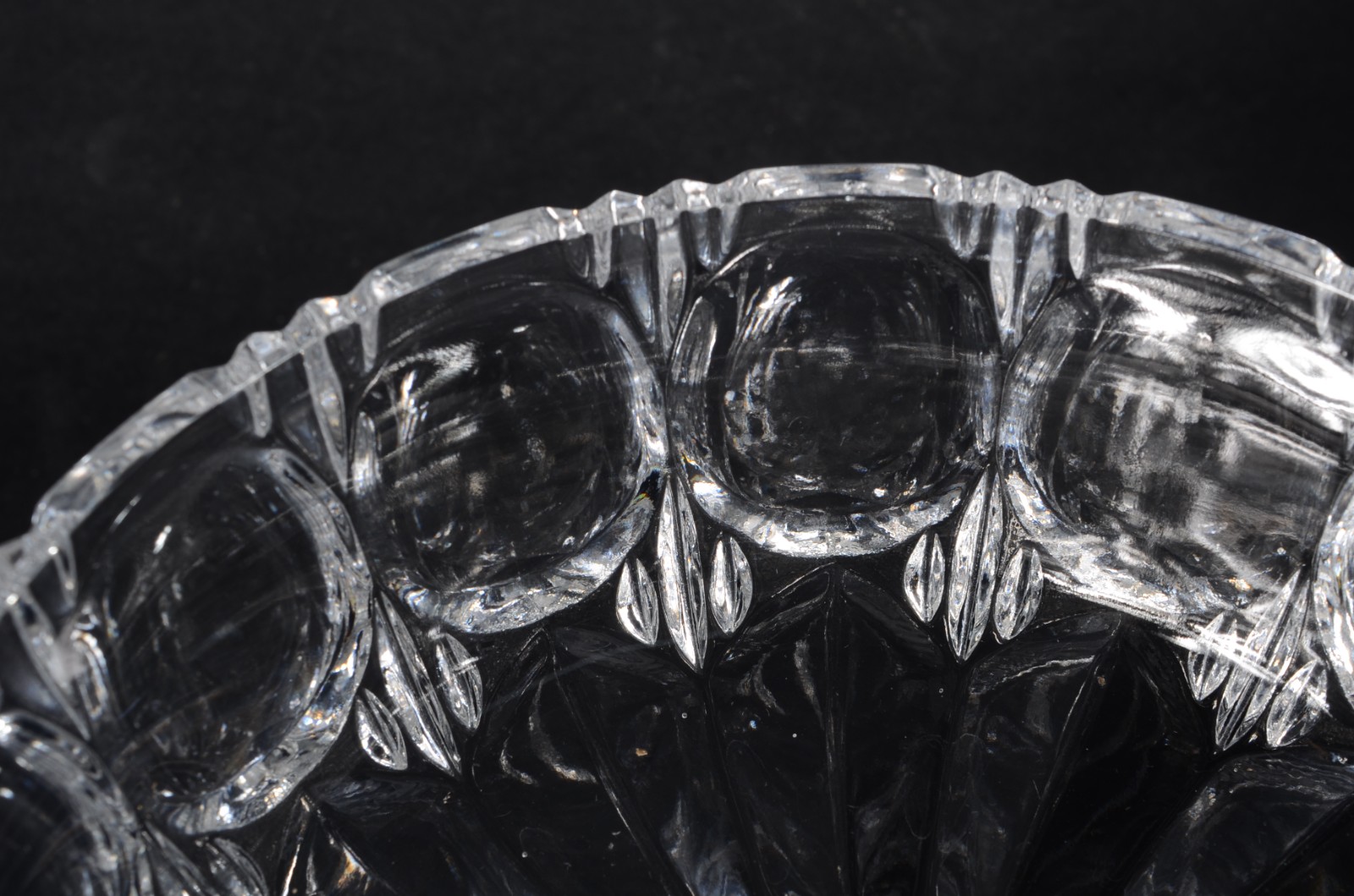 Duas peças de cristal tcheco lapidado, sendo: compoteira e fruteira. - foto 4 de 9