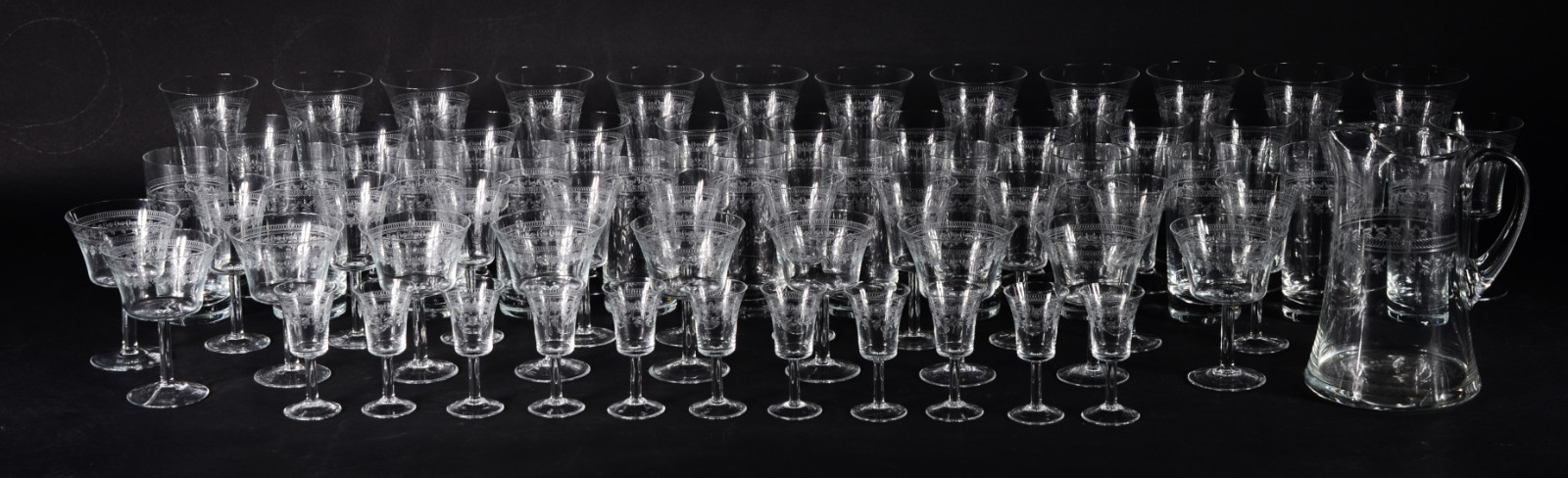 Serviço de cristal lavrado, composto de: 12 copos longos, 10 taças de... - foto 1 de 8