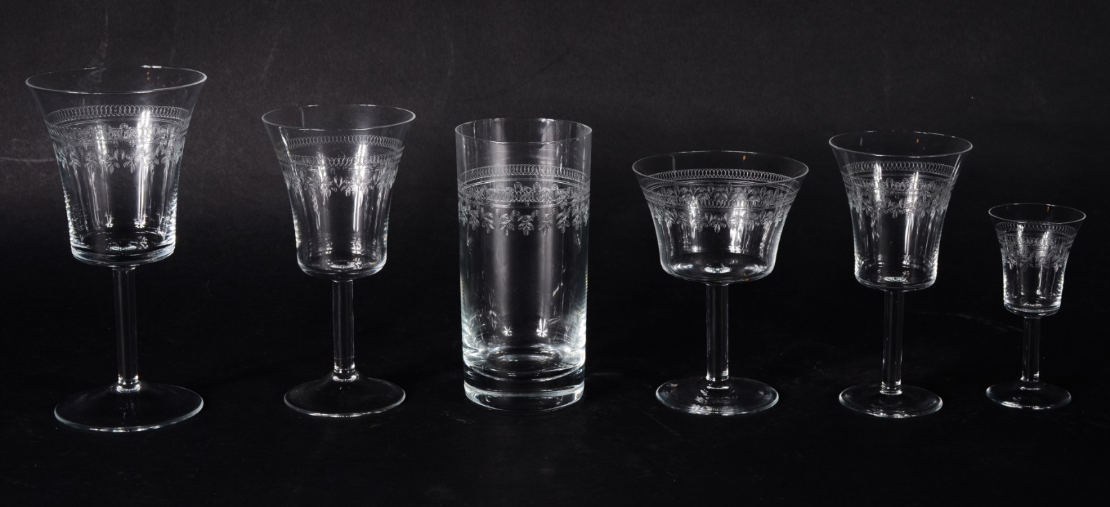 Serviço de cristal lavrado, composto de: 12 copos longos, 10 taças de... - foto 2 de 8