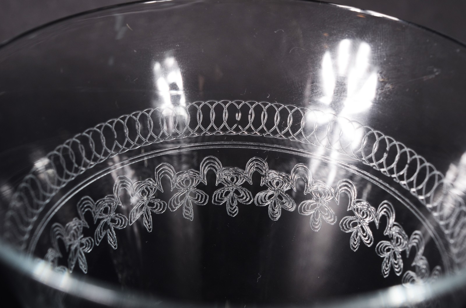 Serviço de cristal lavrado, composto de: 12 copos longos, 10 taças de... - foto 4 de 8
