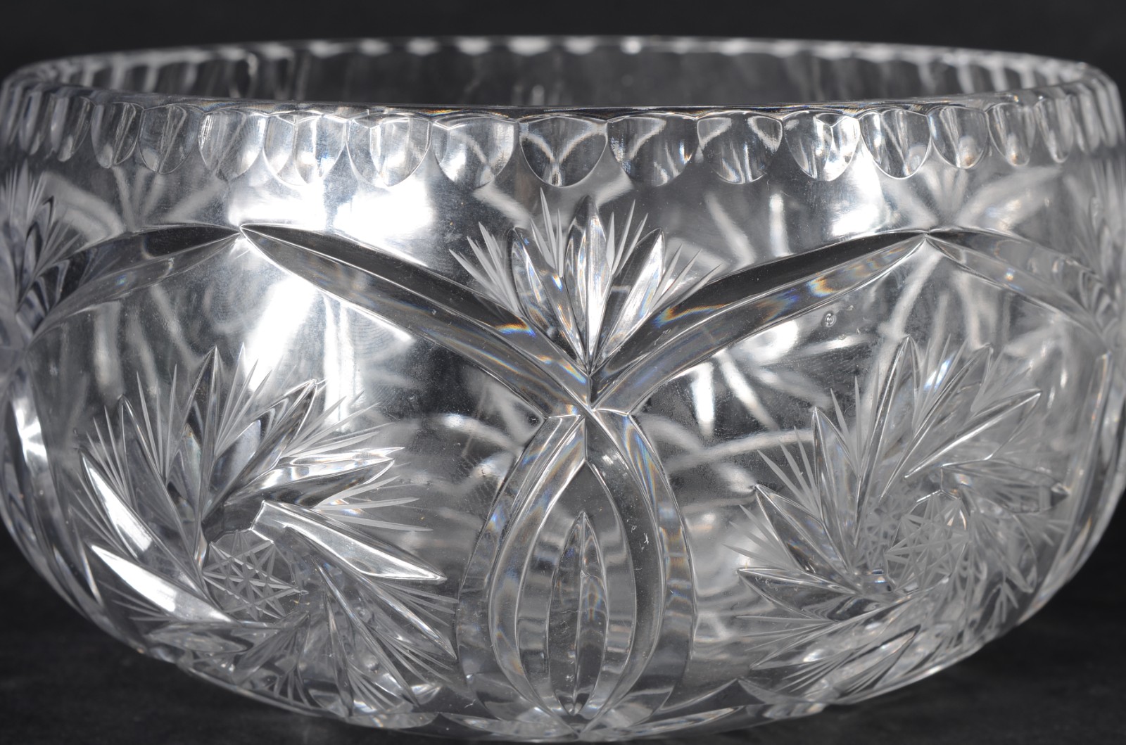Duas peças de cristal tcheco lapidado, sendo: bowl e prato com pé... - foto 2 de 11
