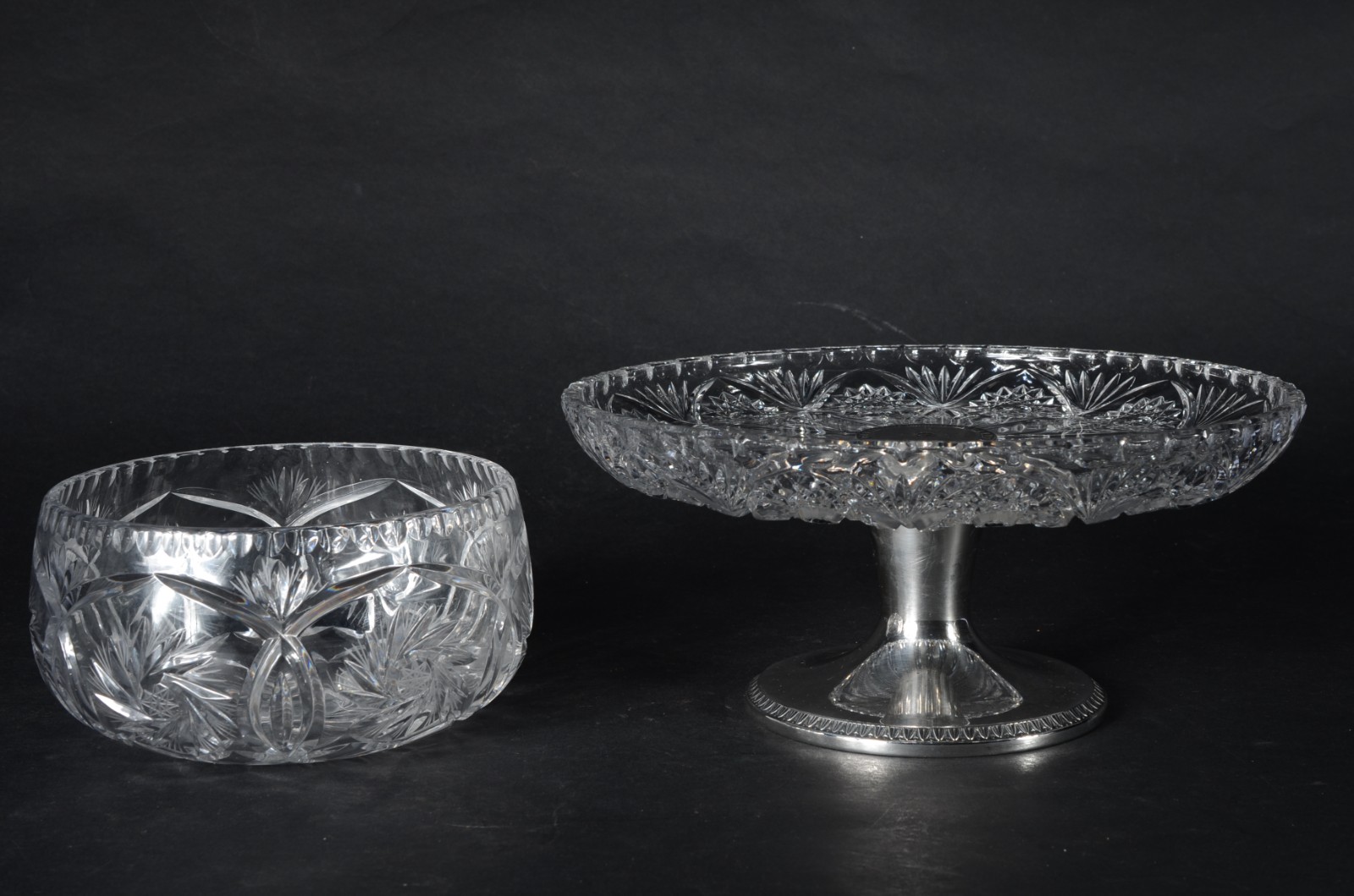 Duas peças de cristal tcheco lapidado, sendo: bowl e prato com pé... - foto 7 de 11