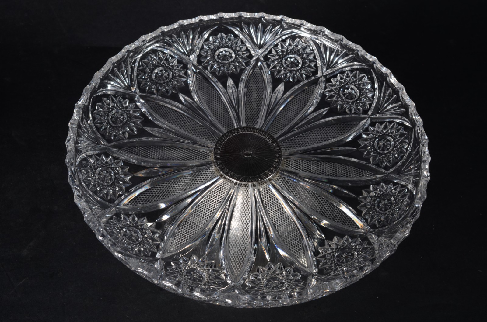Duas peças de cristal tcheco lapidado, sendo: bowl e prato com pé... - foto 8 de 11