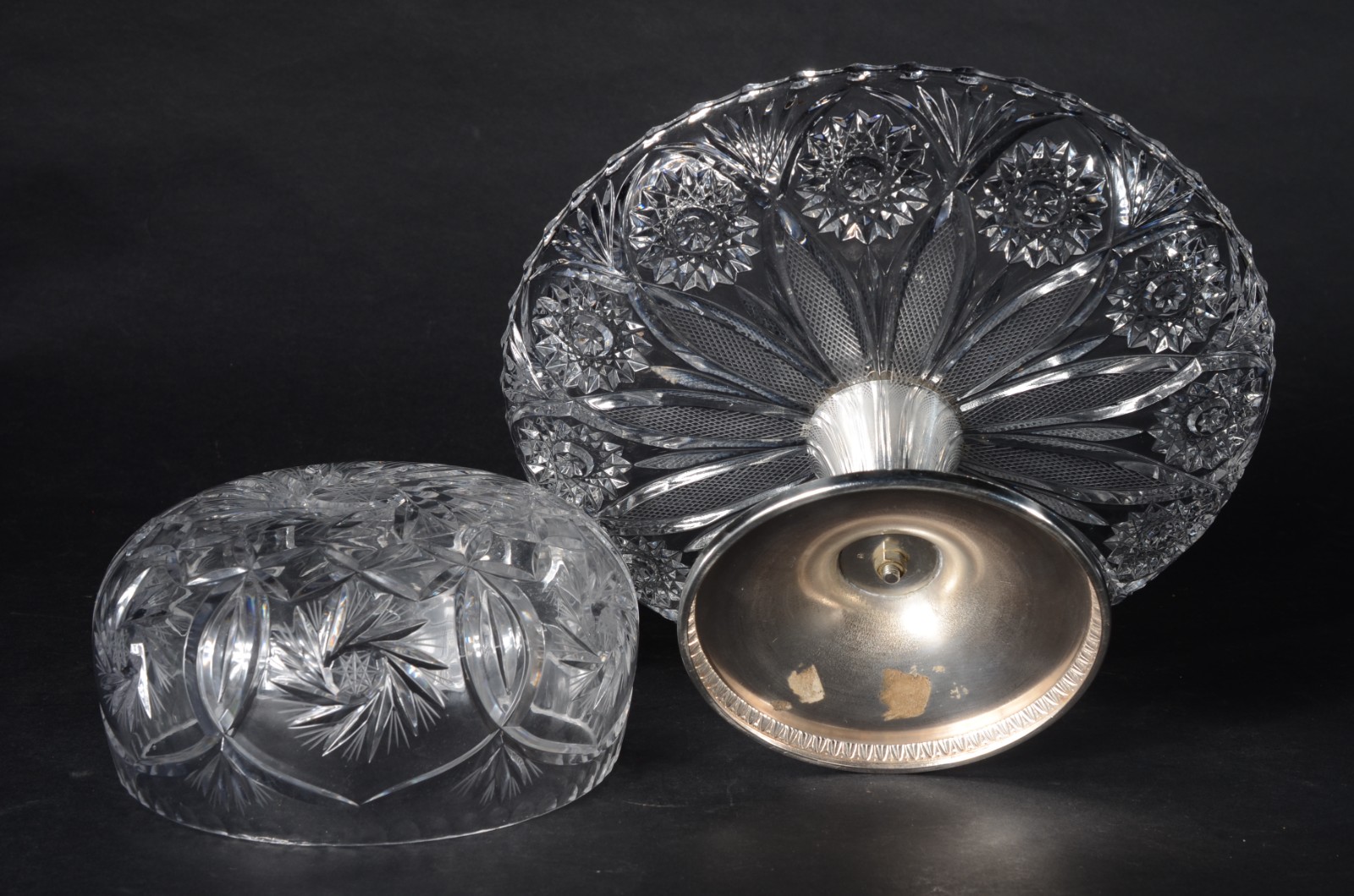 Duas peças de cristal tcheco lapidado, sendo: bowl e prato com pé... - foto 11 de 11