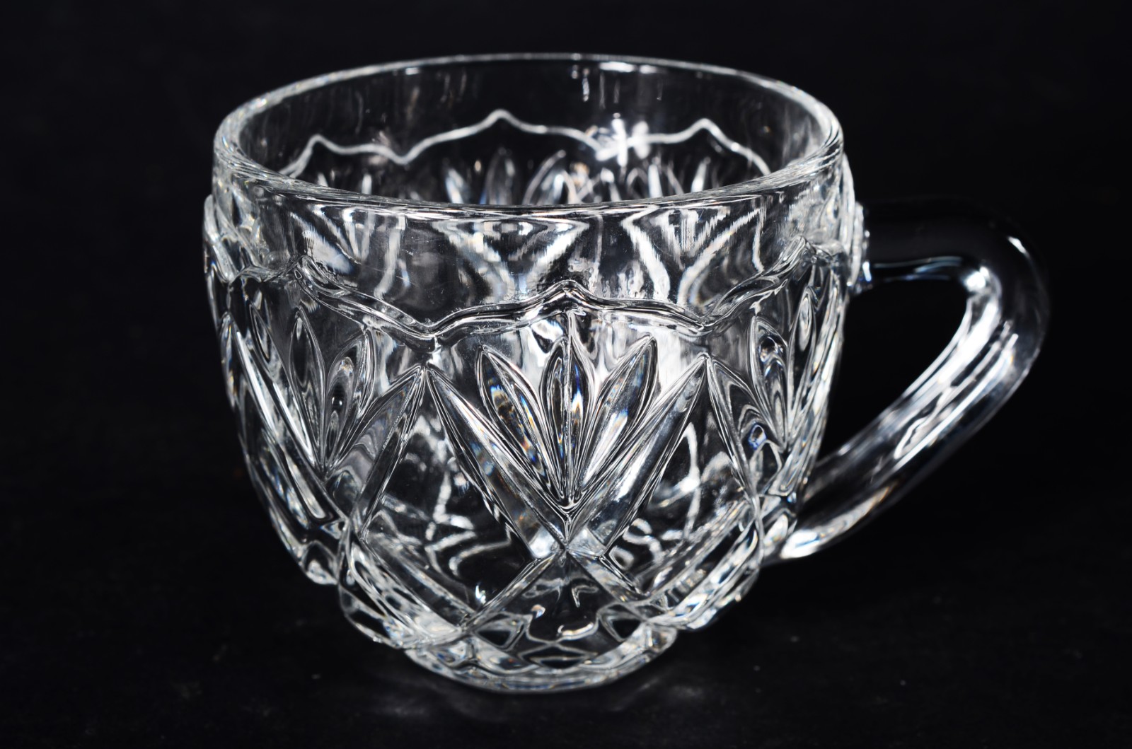 Poncheira de cristal europeu lapidado com 6 canecas. - foto 9 de 11