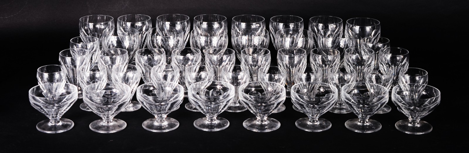 Serviço de cristal facetado, composto de: 8 taças para vinho tinto... - foto 1 de 7