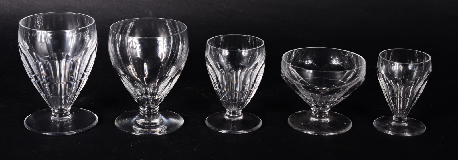 Serviço de cristal facetado, composto de: 8 taças para vinho tinto... - foto 2 de 7