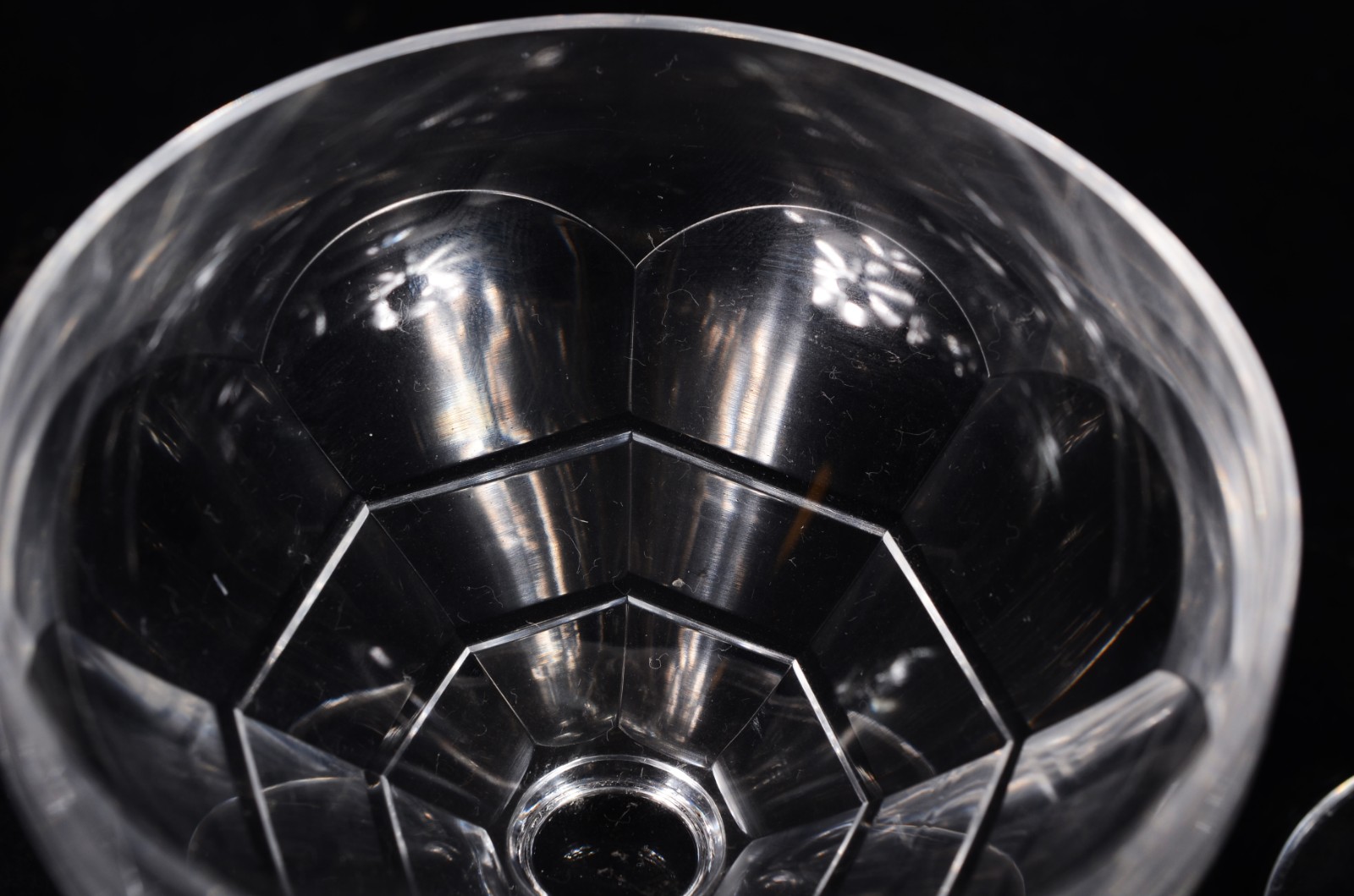 Serviço de cristal facetado, composto de: 8 taças para vinho tinto... - foto 3 de 7