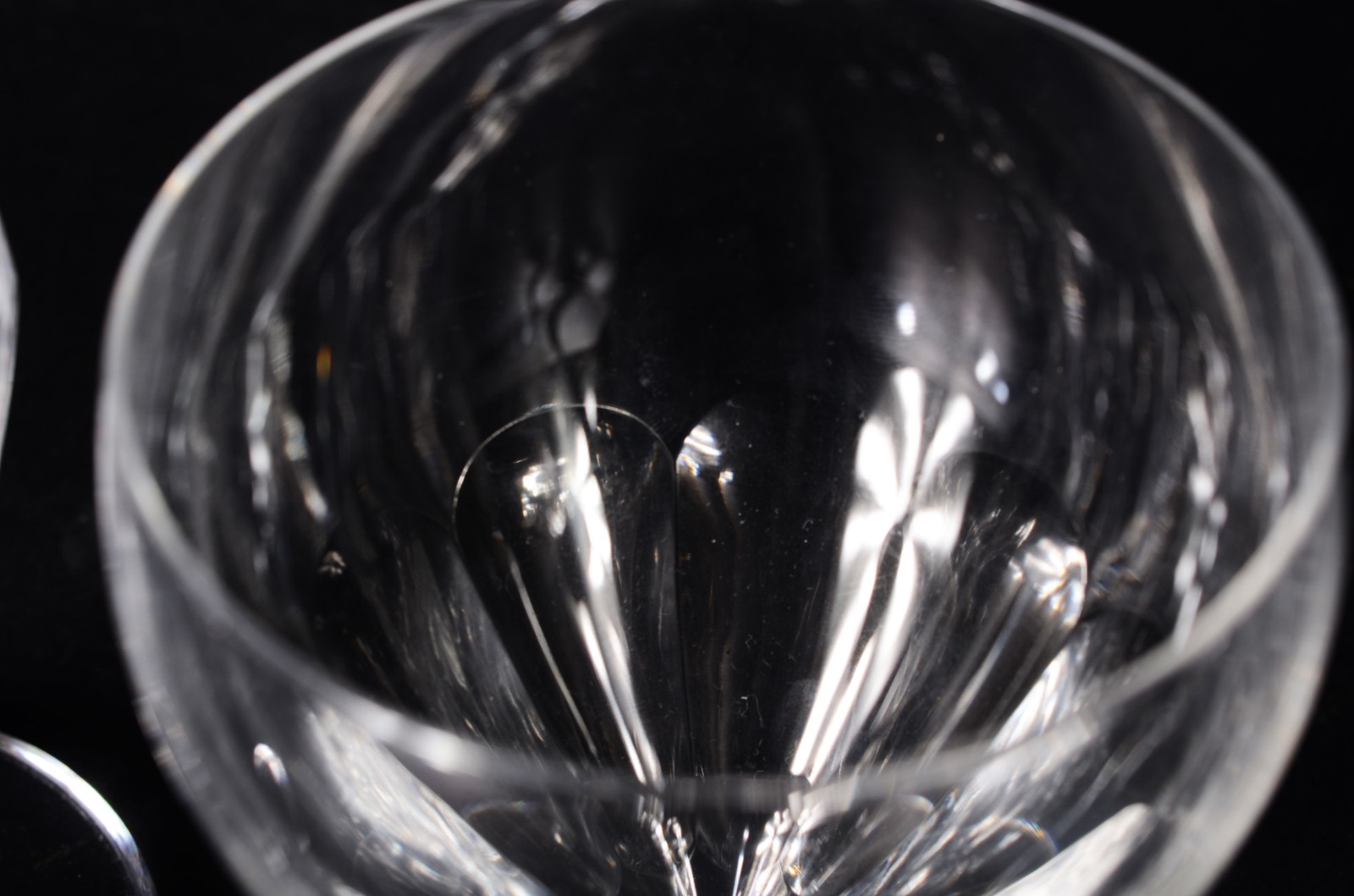 Serviço de cristal facetado, composto de: 8 taças para vinho tinto... - foto 4 de 7