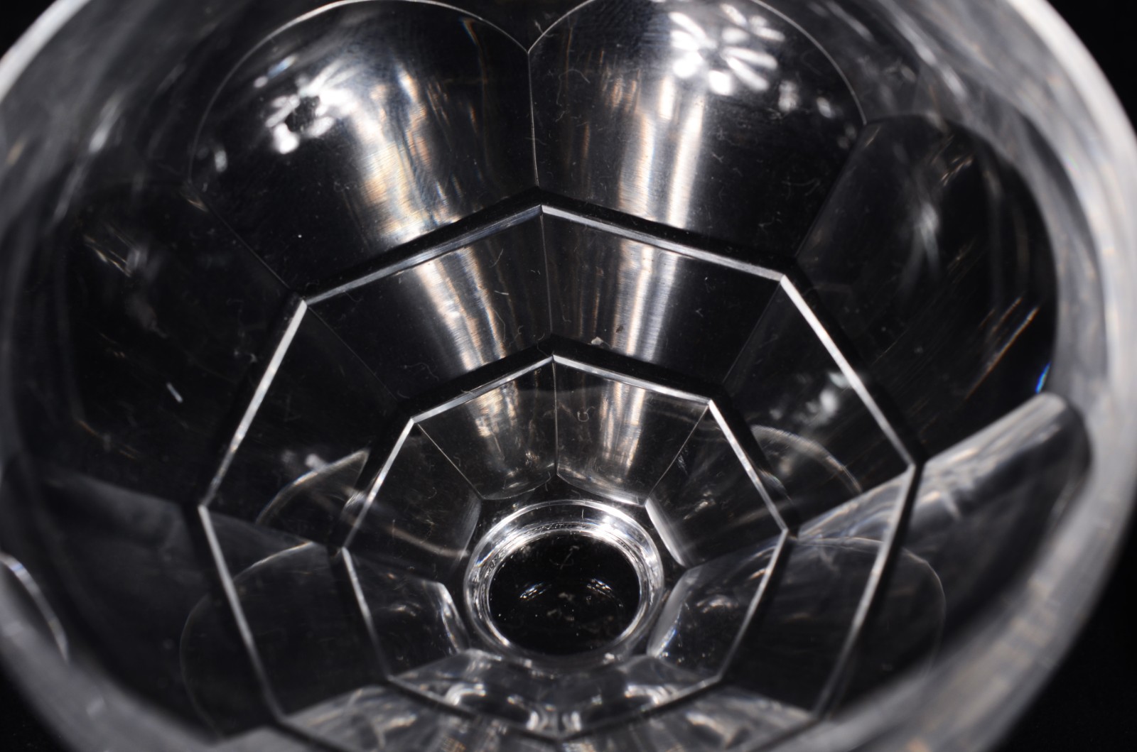 Serviço de cristal facetado, composto de: 8 taças para vinho tinto... - foto 5 de 7