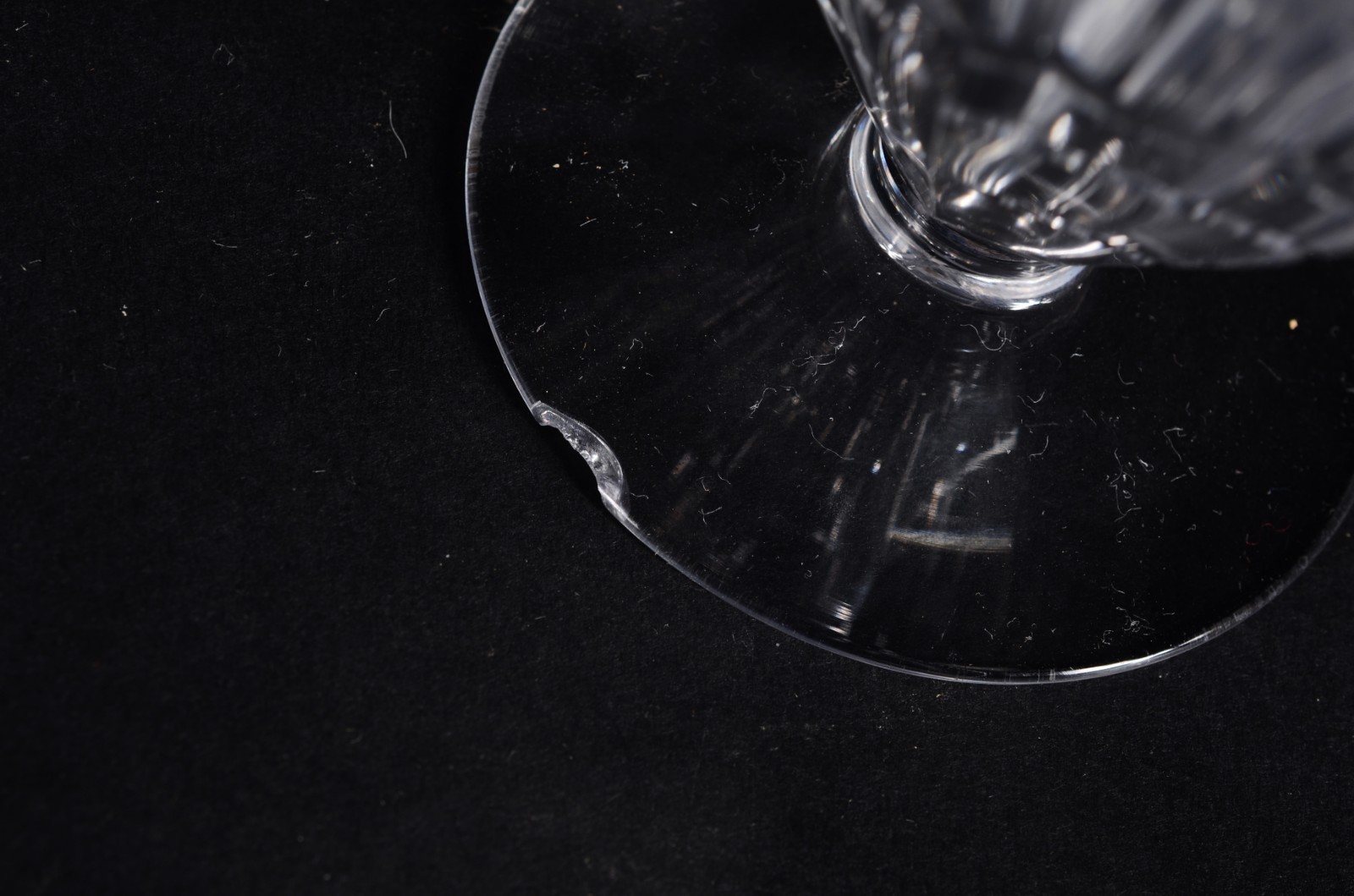 Serviço de cristal facetado, composto de: 8 taças para vinho tinto... - foto 7 de 7