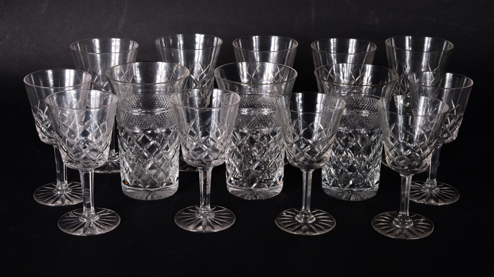 Conjunto de cristal lapidado, composto de: 5 taças para vinho tinto... - foto 1 de 9