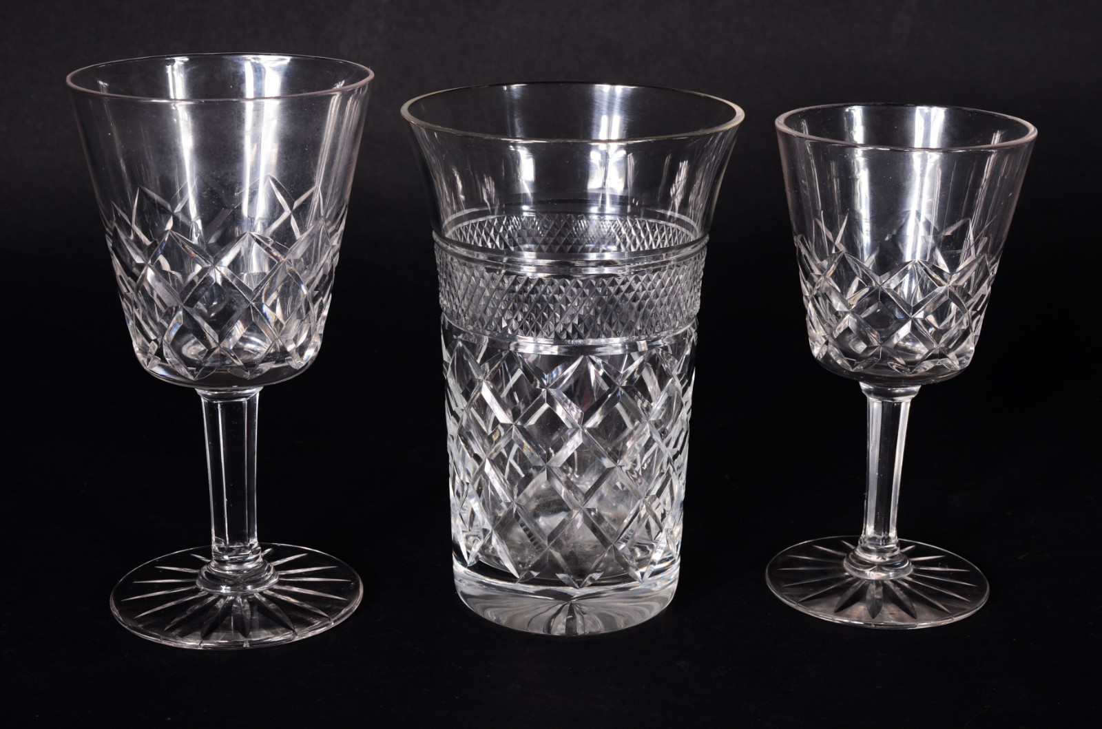 Conjunto de cristal lapidado, composto de: 5 taças para vinho tinto... - foto 2 de 9