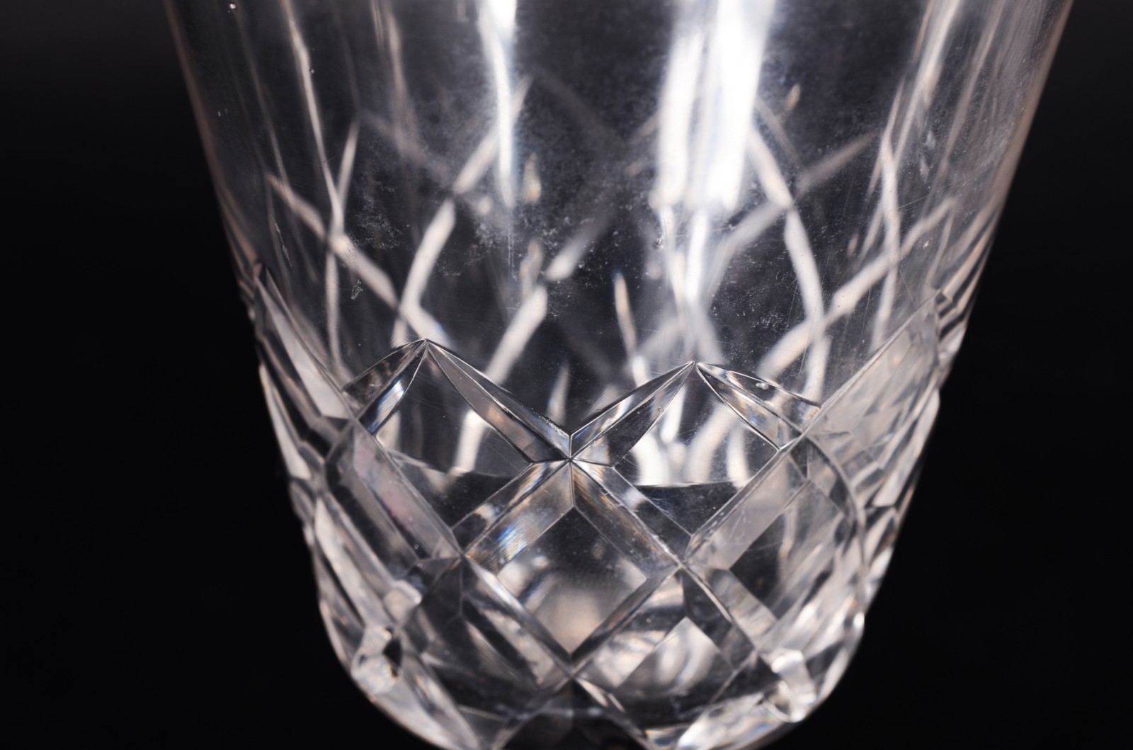 Conjunto de cristal lapidado, composto de: 5 taças para vinho tinto... - foto 3 de 9