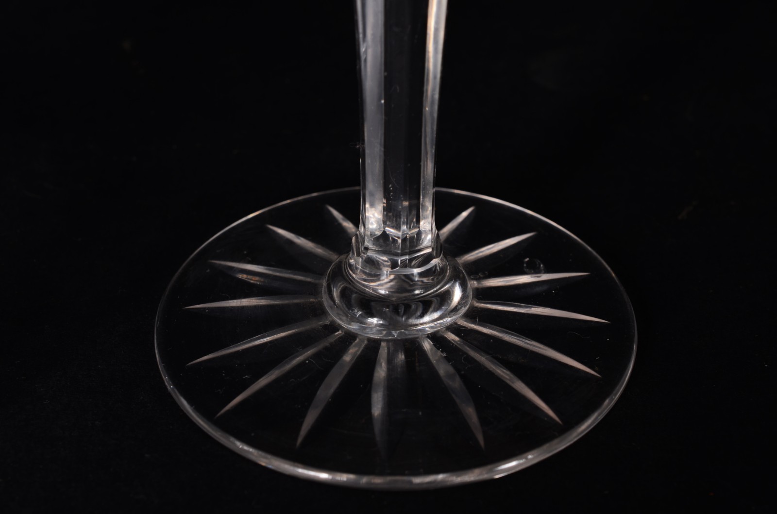 Conjunto de cristal lapidado, composto de: 5 taças para vinho tinto... - foto 6 de 9