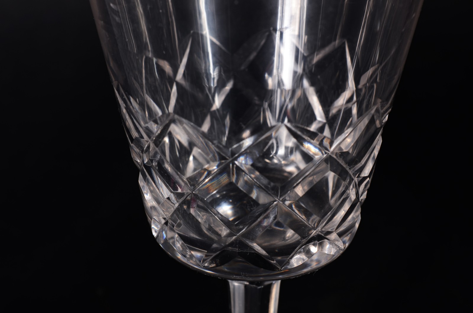 Conjunto de cristal lapidado, composto de: 5 taças para vinho tinto... - foto 7 de 9