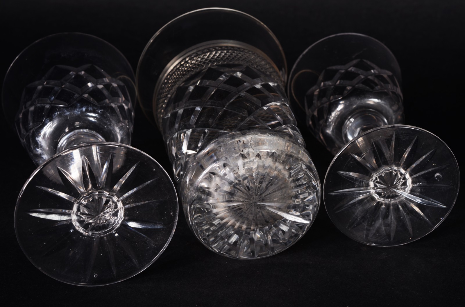 Conjunto de cristal lapidado, composto de: 5 taças para vinho tinto... - foto 8 de 9