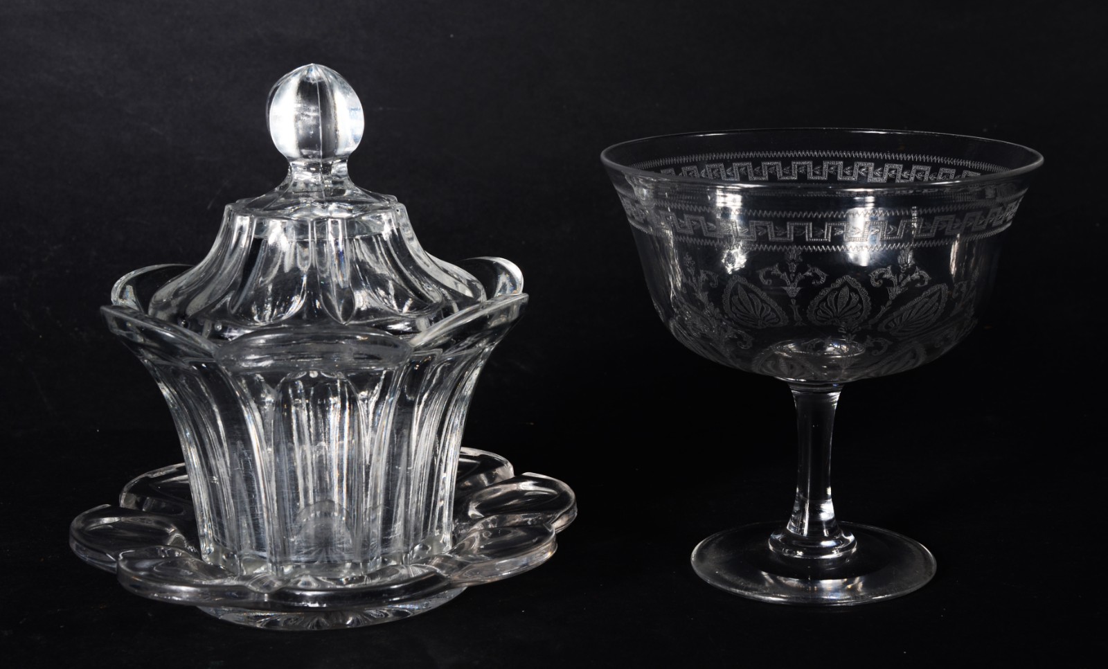 Duas peças de cristal, sendo: antiga bomboniere com presentoir... - foto 1 de 11