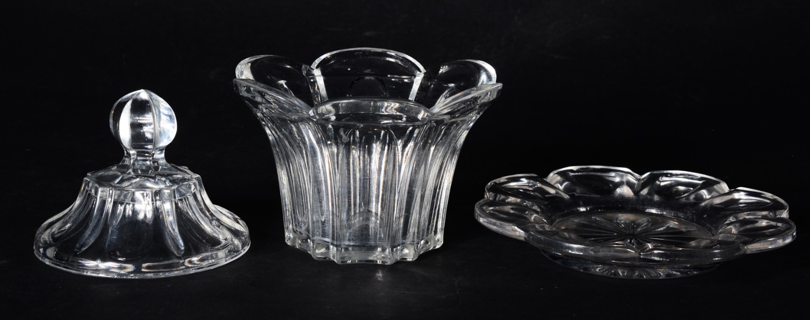 Duas peças de cristal, sendo: antiga bomboniere com presentoir... - foto 3 de 11