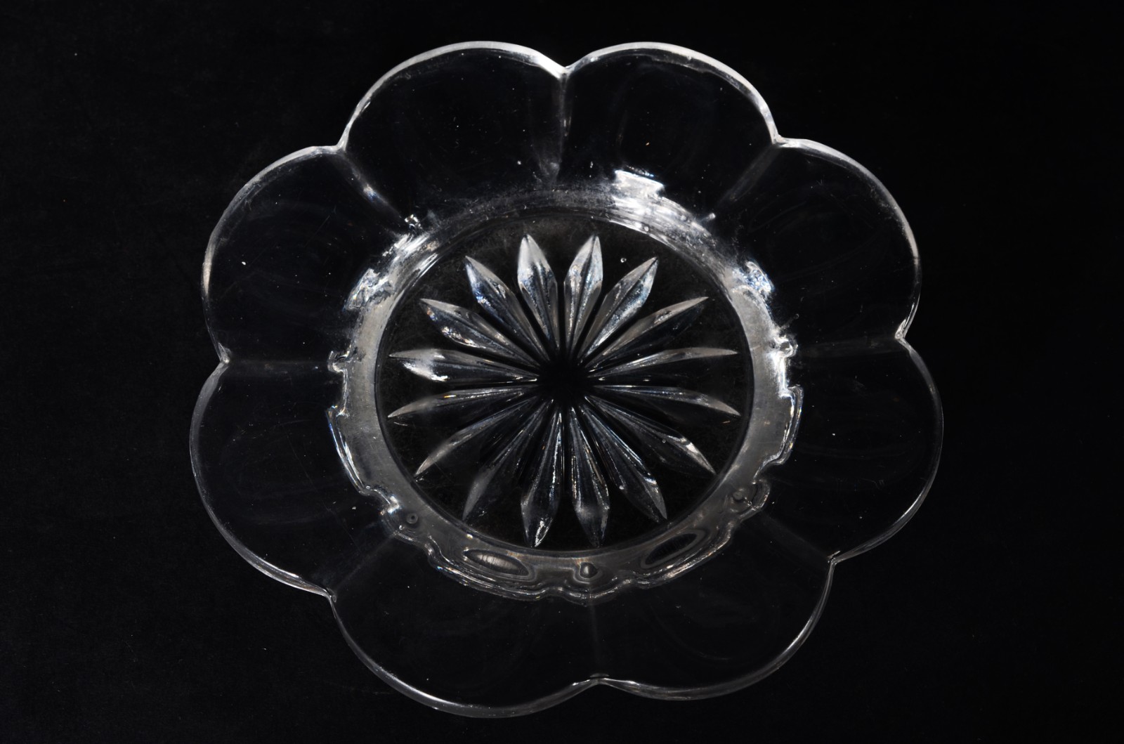 Duas peças de cristal, sendo: antiga bomboniere com presentoir... - foto 4 de 11