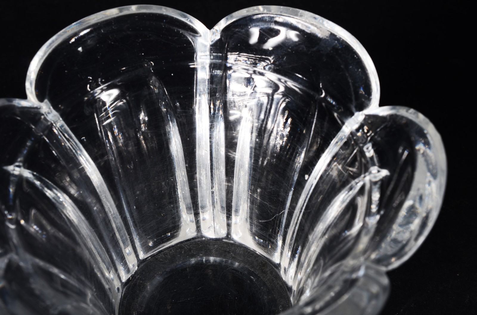 Duas peças de cristal, sendo: antiga bomboniere com presentoir... - foto 5 de 11