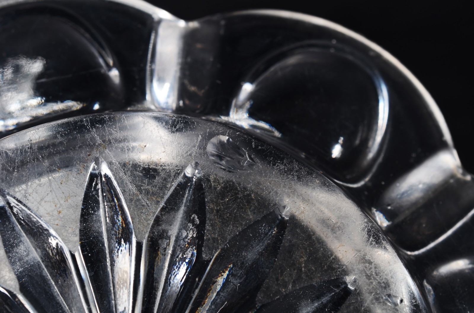 Duas peças de cristal, sendo: antiga bomboniere com presentoir... - foto 6 de 11