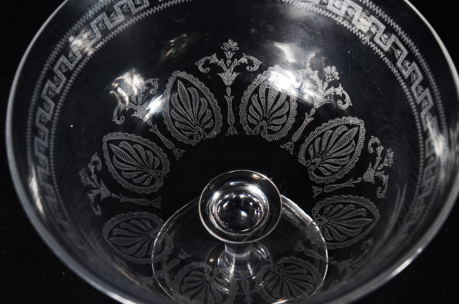 Duas peças de cristal, sendo: antiga bomboniere com presentoir... - foto 8 de 11