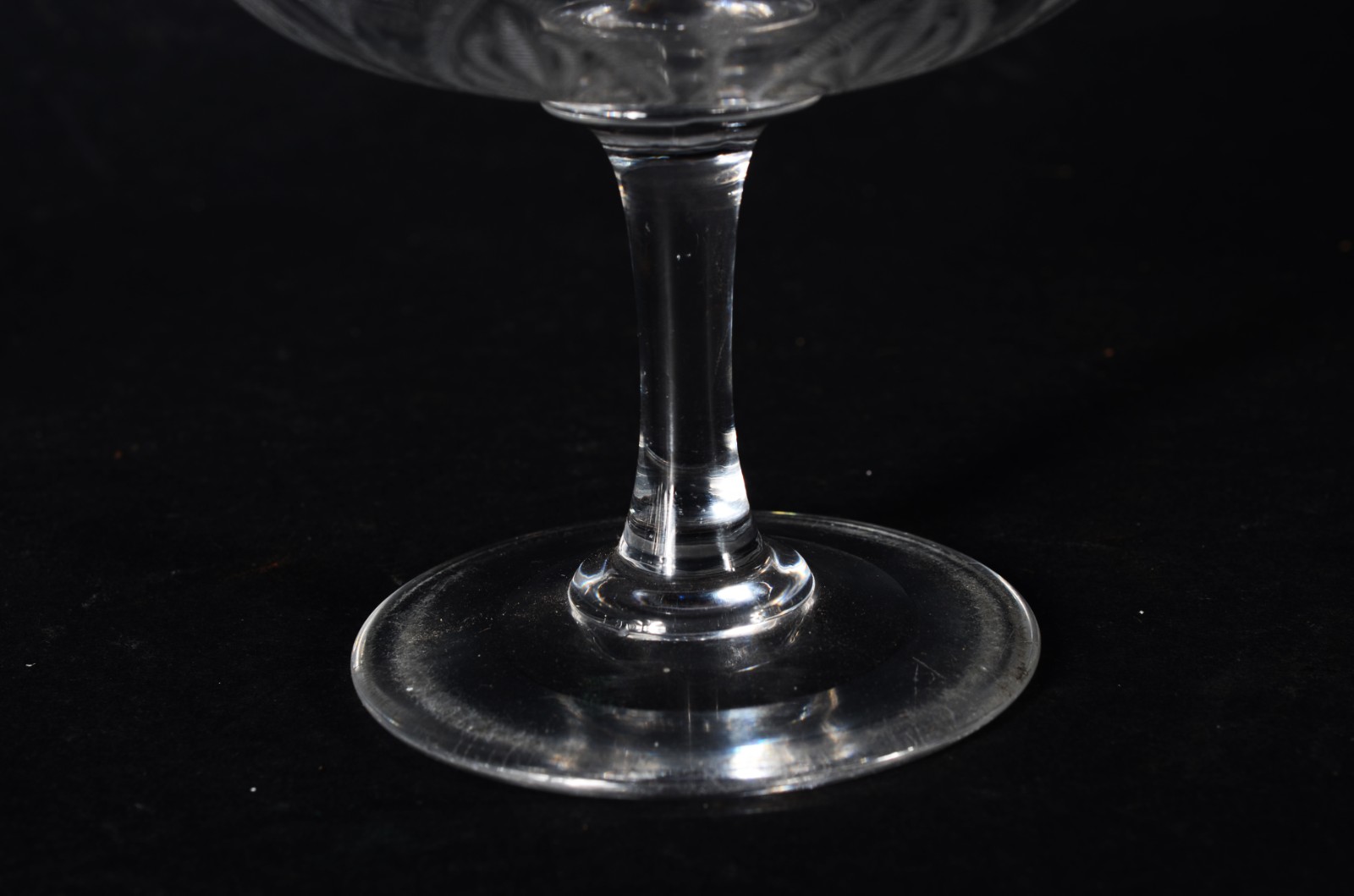 Duas peças de cristal, sendo: antiga bomboniere com presentoir... - foto 9 de 11