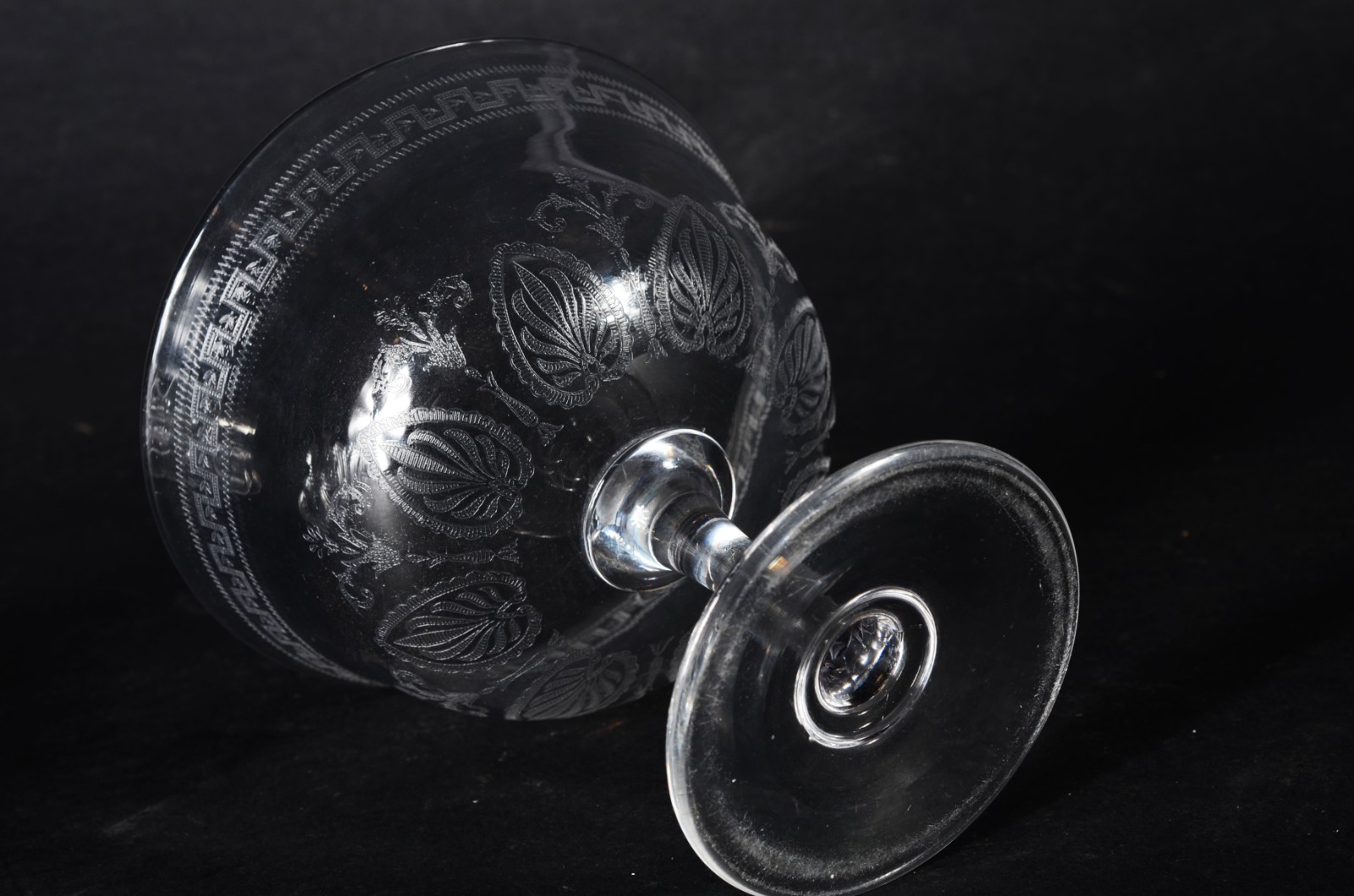 Duas peças de cristal, sendo: antiga bomboniere com presentoir... - foto 10 de 11