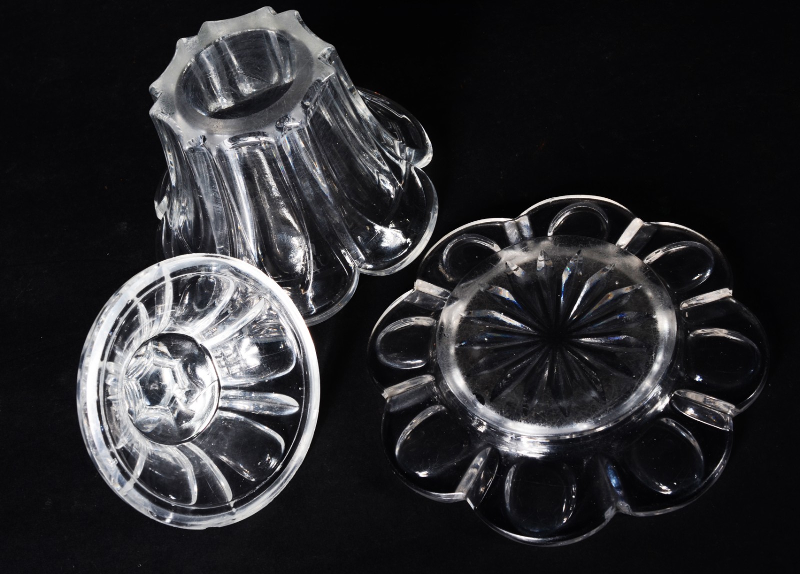 Duas peças de cristal, sendo: antiga bomboniere com presentoir... - foto 11 de 11