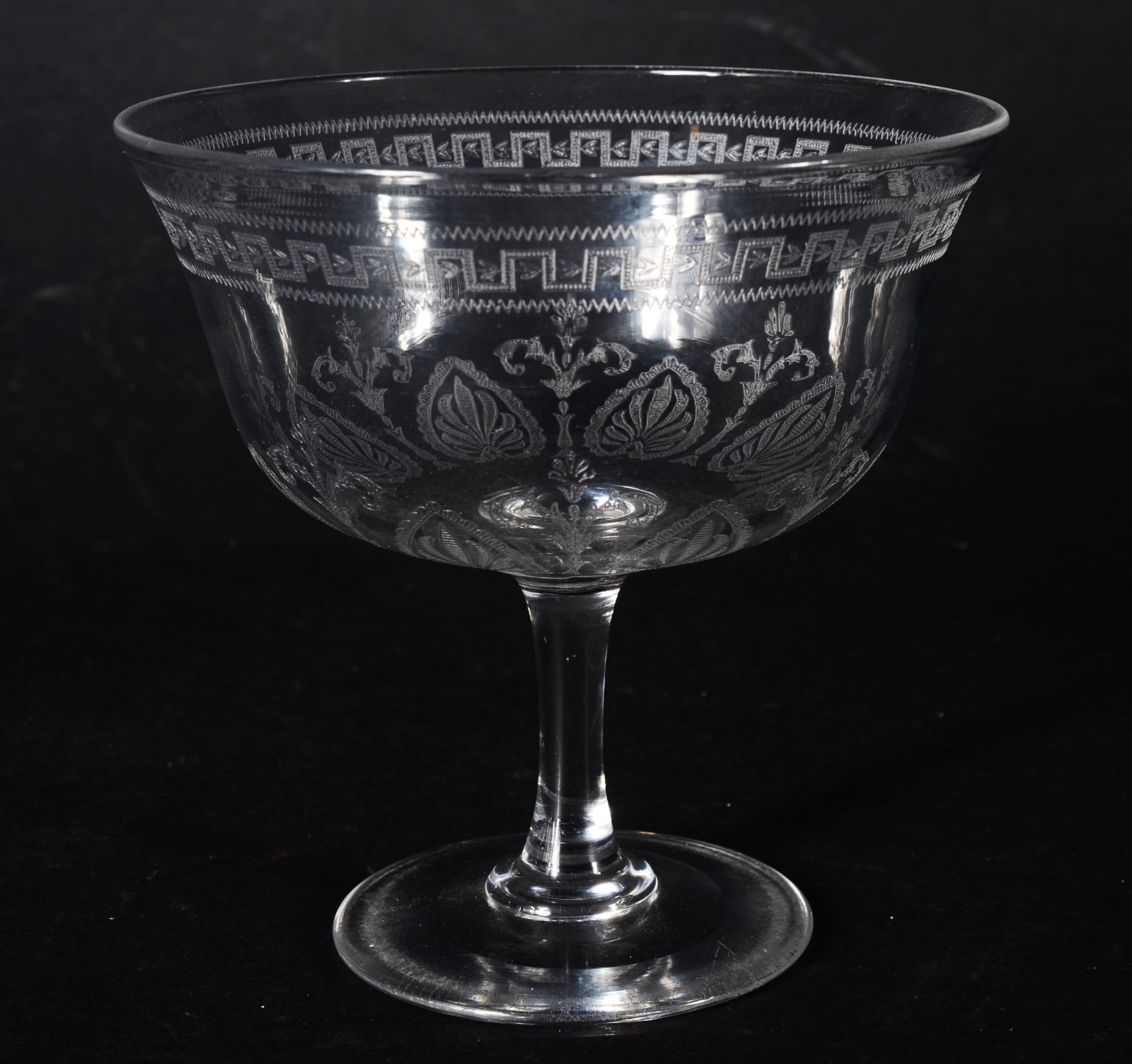 Duas peças de cristal, sendo: antiga bomboniere com presentoir... - foto 2 de 11