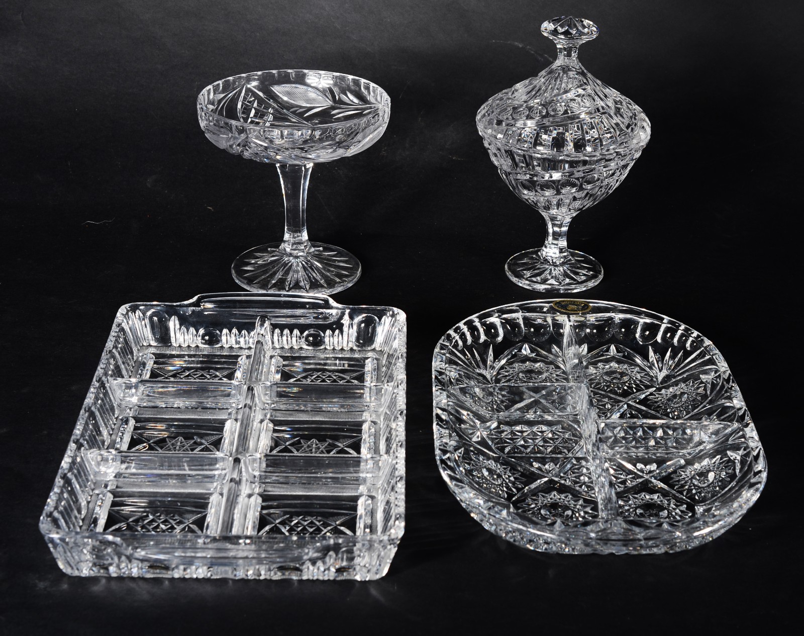 Quatro peças diversas de cristal lapidado, sendo: 2 porta petiscos... - foto 1 de 11