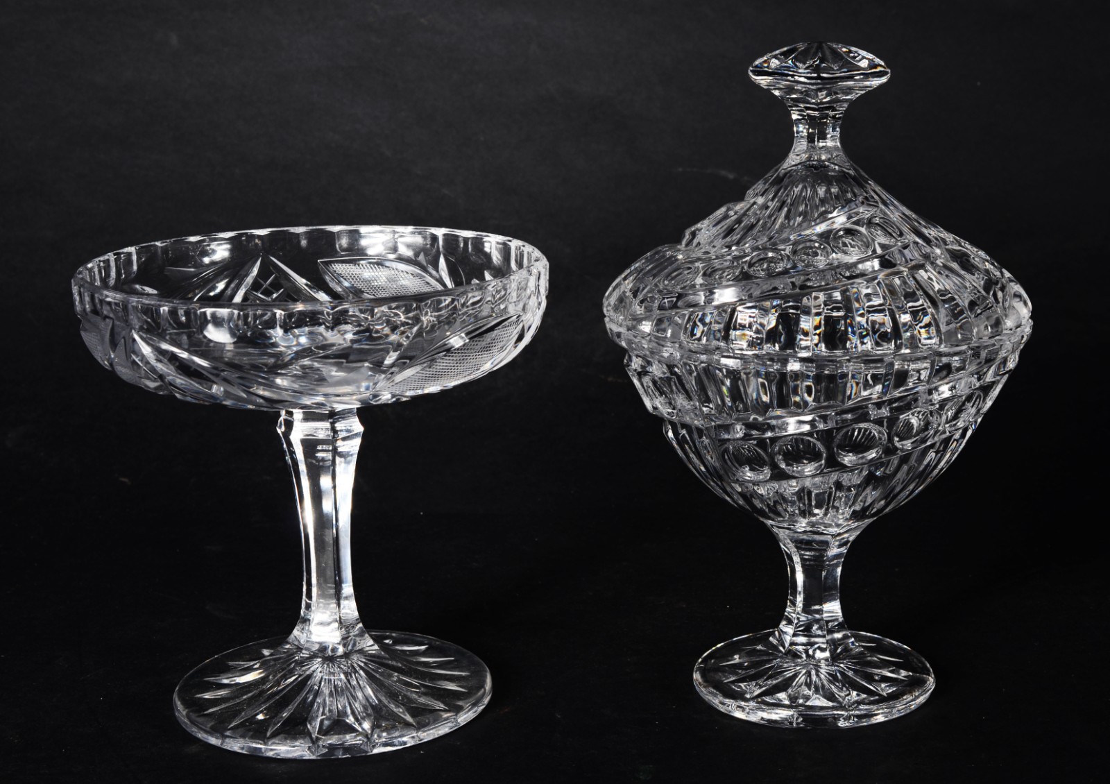 Quatro peças diversas de cristal lapidado, sendo: 2 porta petiscos... - foto 2 de 11