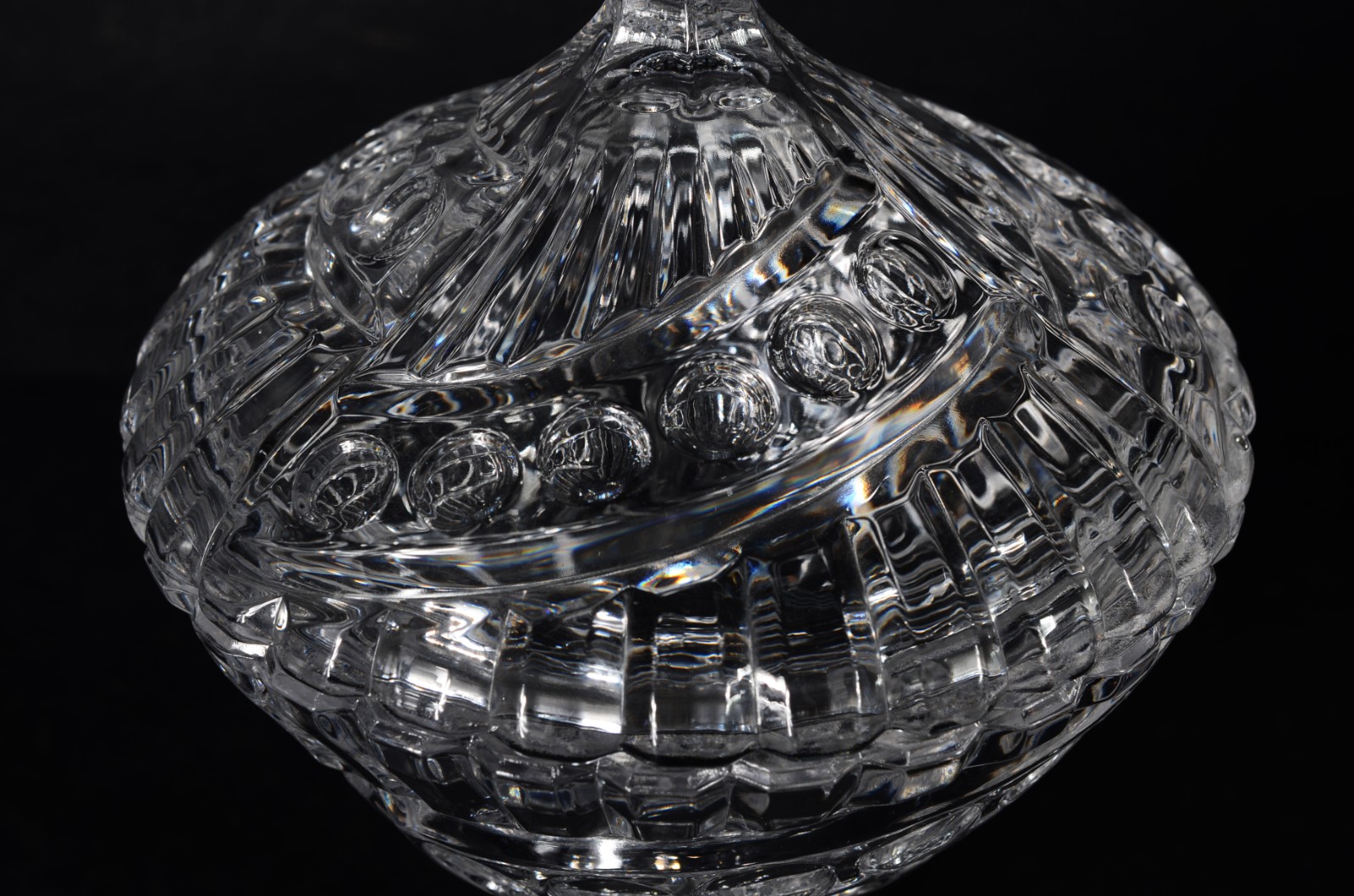 Quatro peças diversas de cristal lapidado, sendo: 2 porta petiscos... - foto 4 de 11