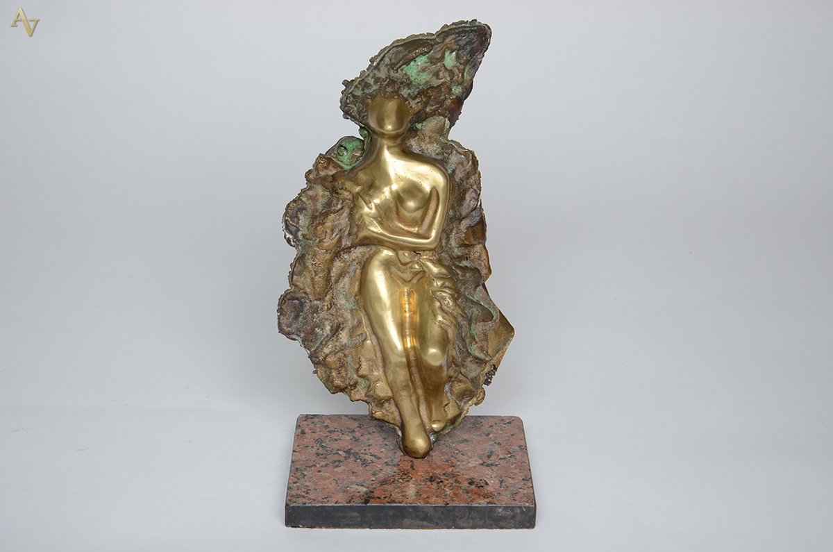 Escultura em bronze com base de mármore representando figura... - foto 1 de 2