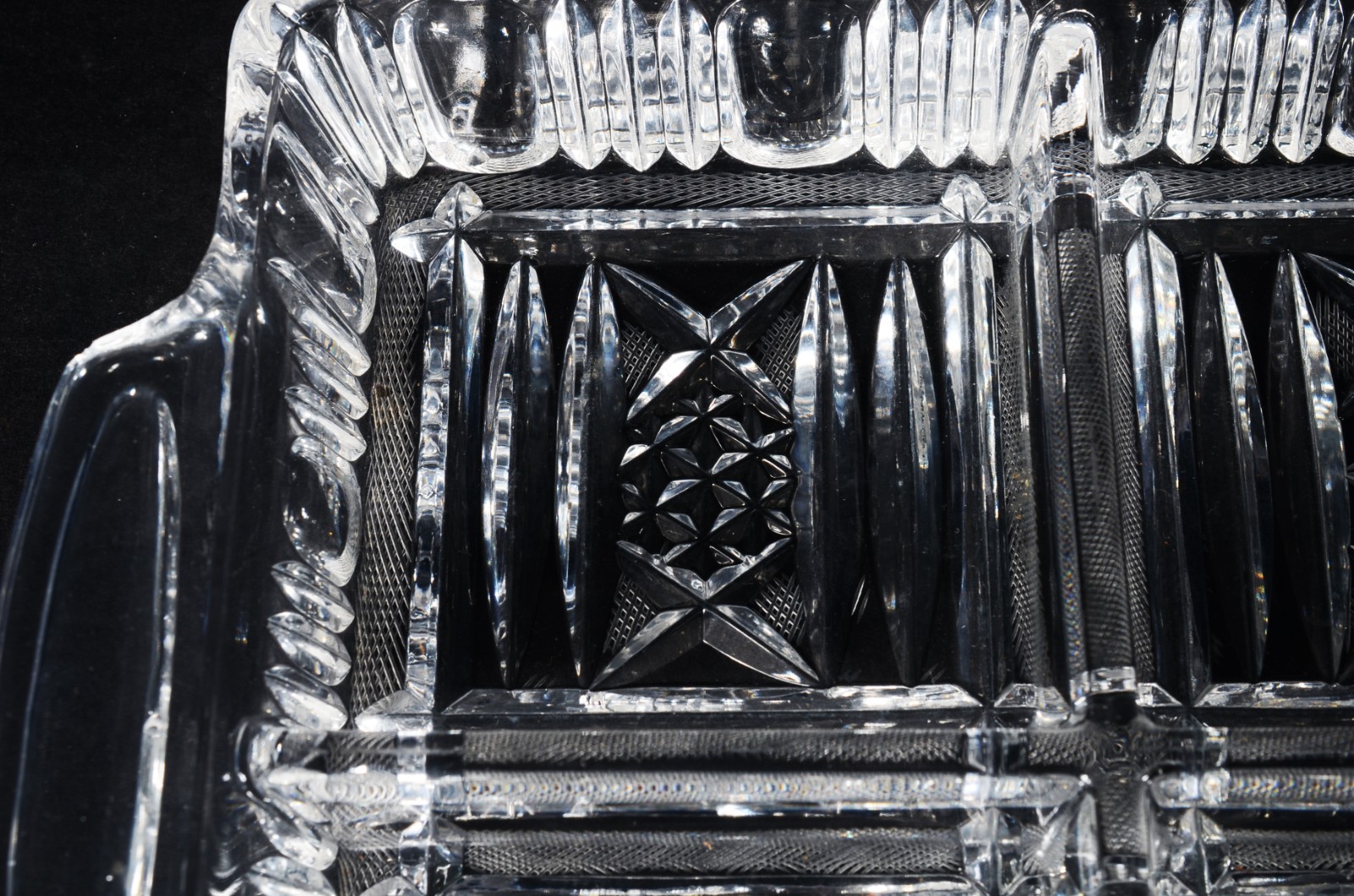 Quatro peças diversas de cristal lapidado, sendo: 2 porta petiscos... - foto 10 de 11