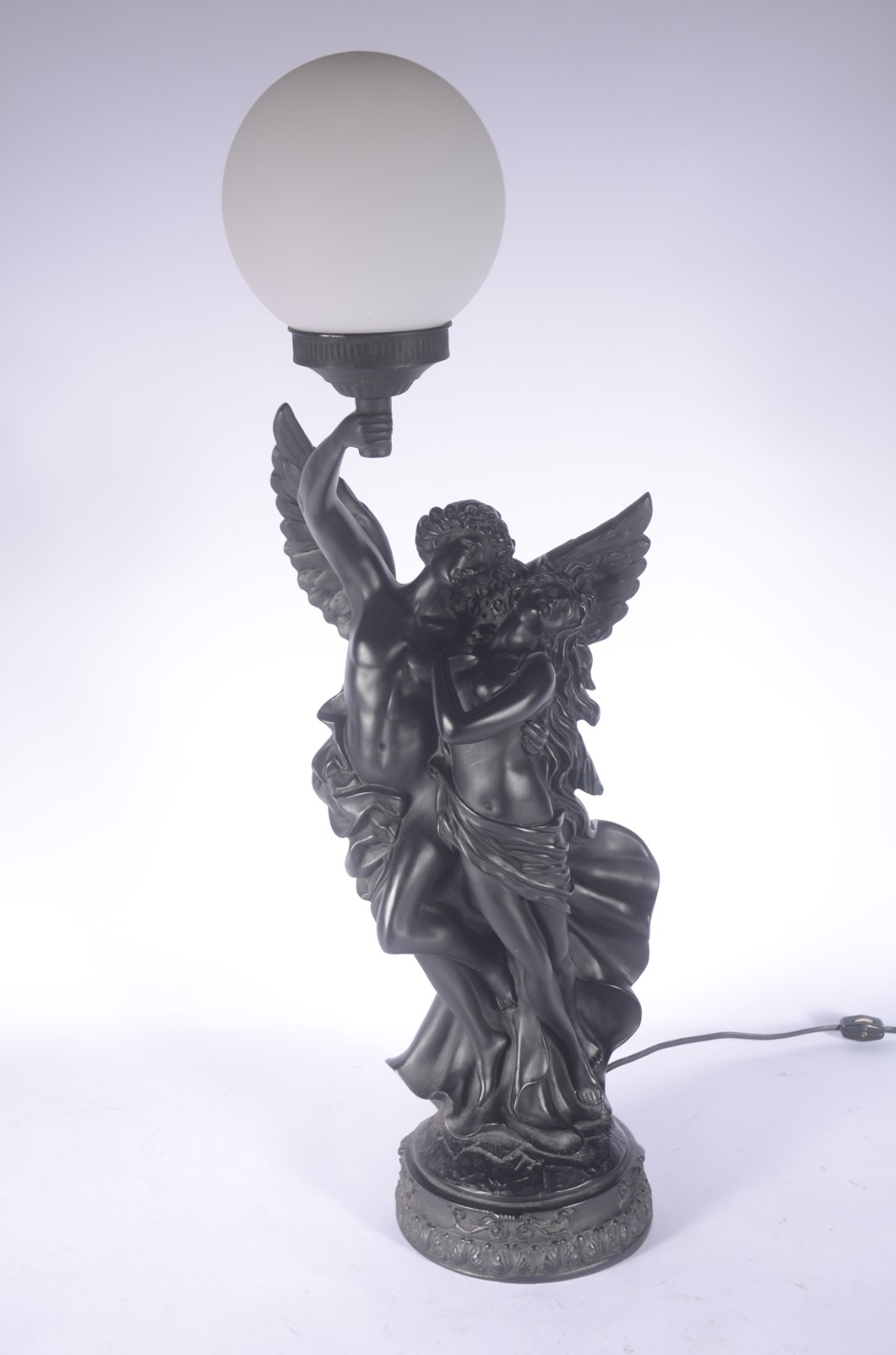Luminária de resina representando figura de anjo com mulher, globo de... - foto 1 de 5