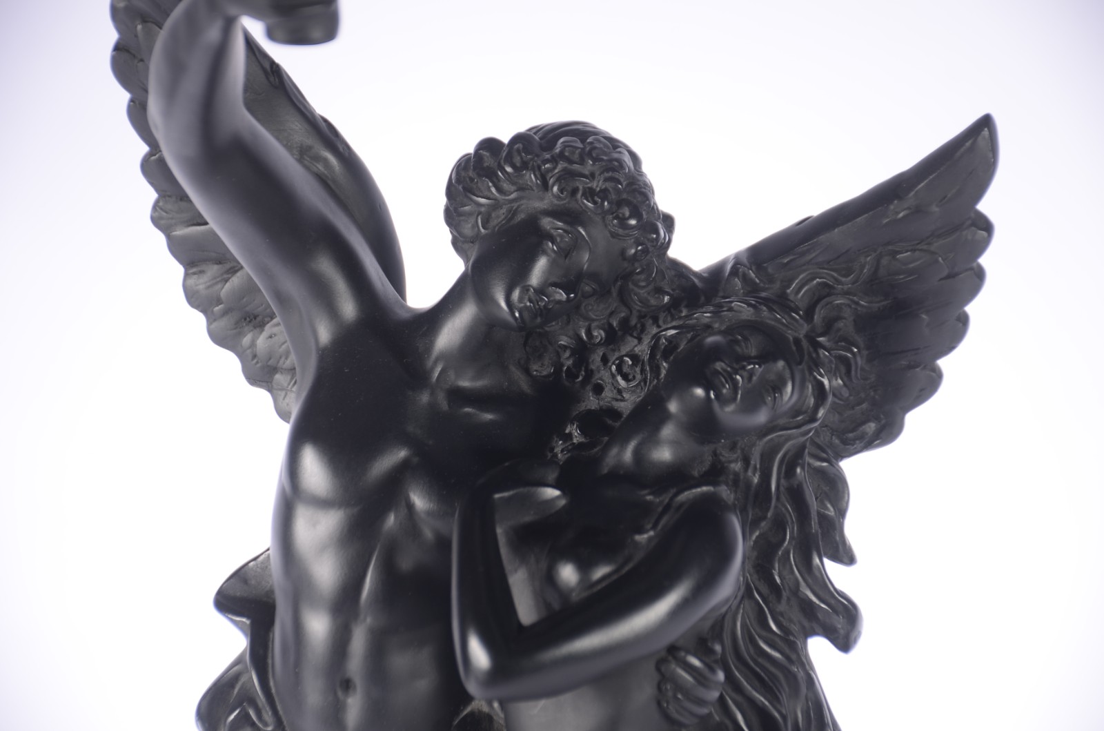 Luminária de resina representando figura de anjo com mulher, globo de... - foto 2 de 5