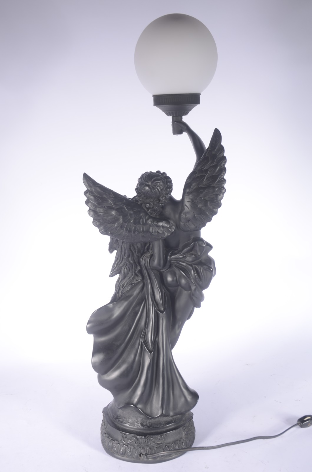 Luminária de resina representando figura de anjo com mulher, globo de... - foto 4 de 5