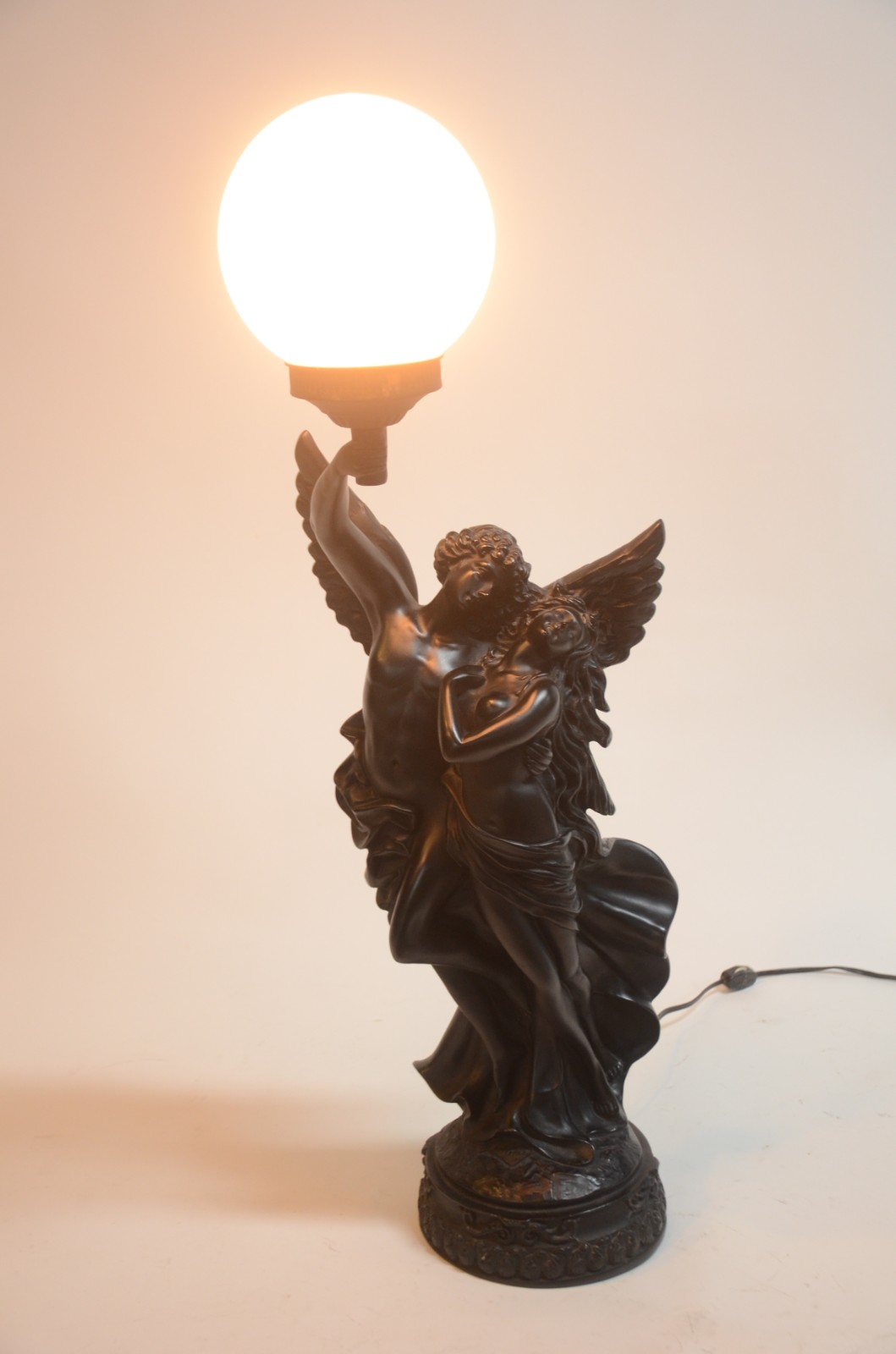 Luminária de resina representando figura de anjo com mulher, globo de... - foto 5 de 5