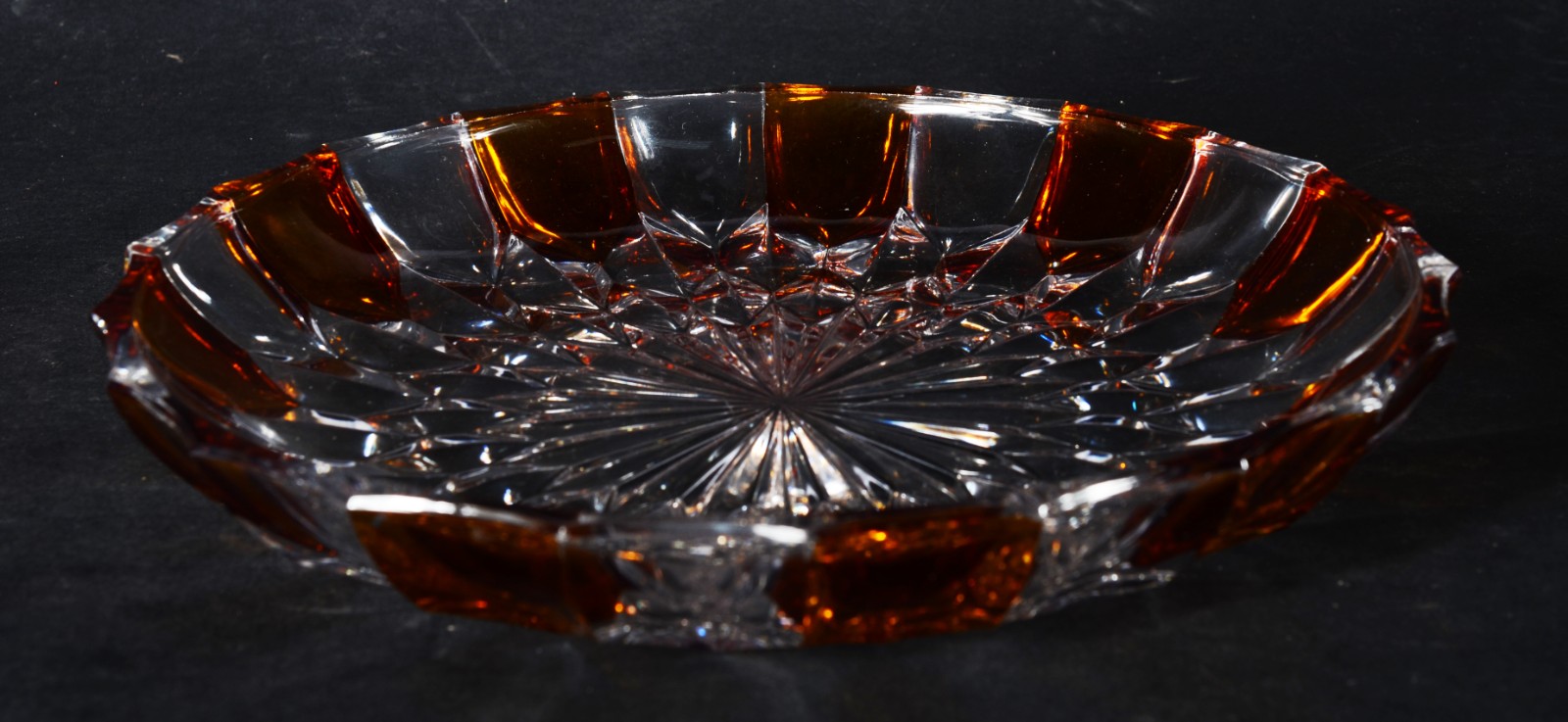 Três peças de cristal lapidado, sendo: 2 pratos para bolo, e porta... - foto 3 de 11