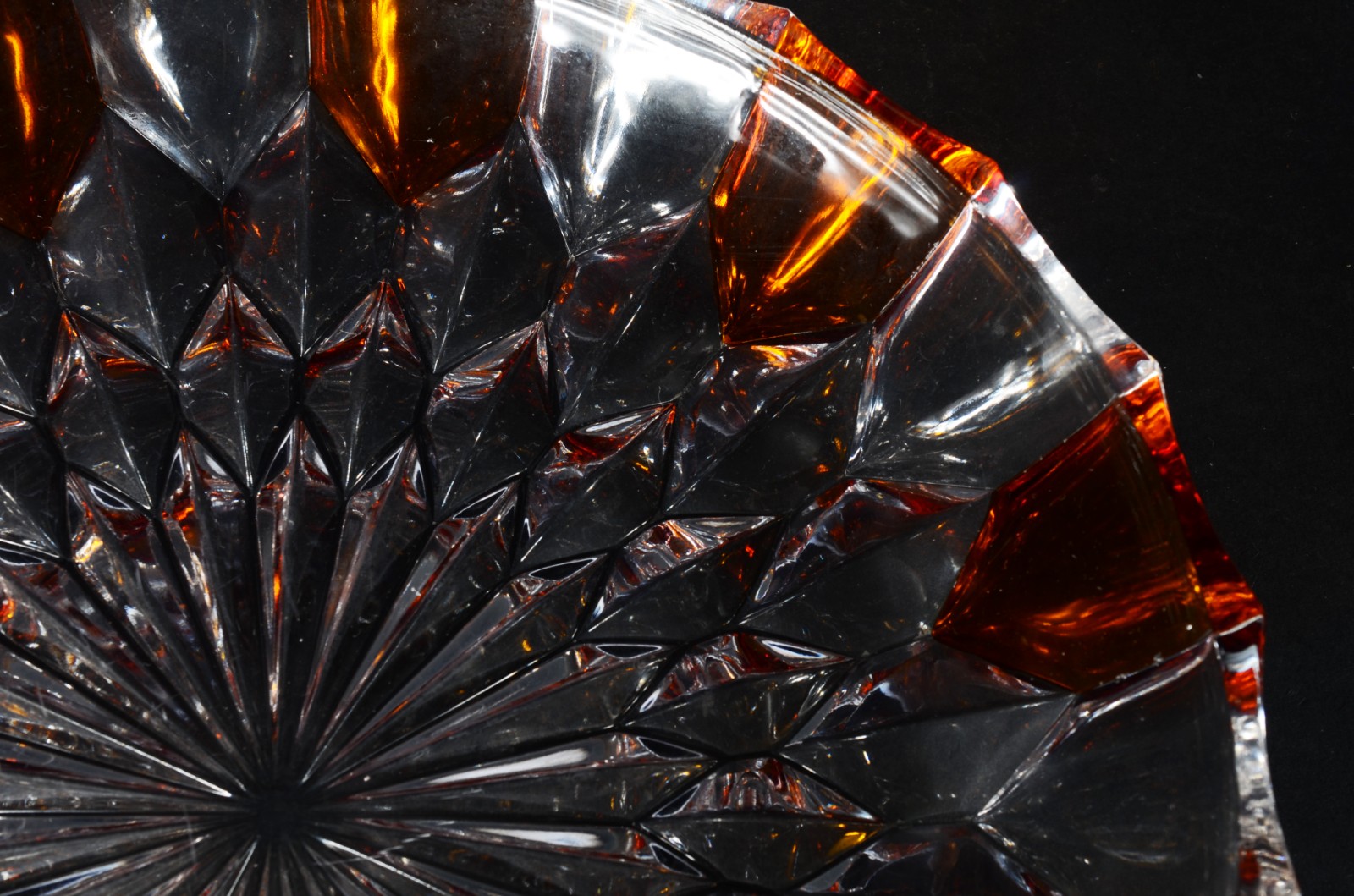 Três peças de cristal lapidado, sendo: 2 pratos para bolo, e porta... - foto 7 de 11