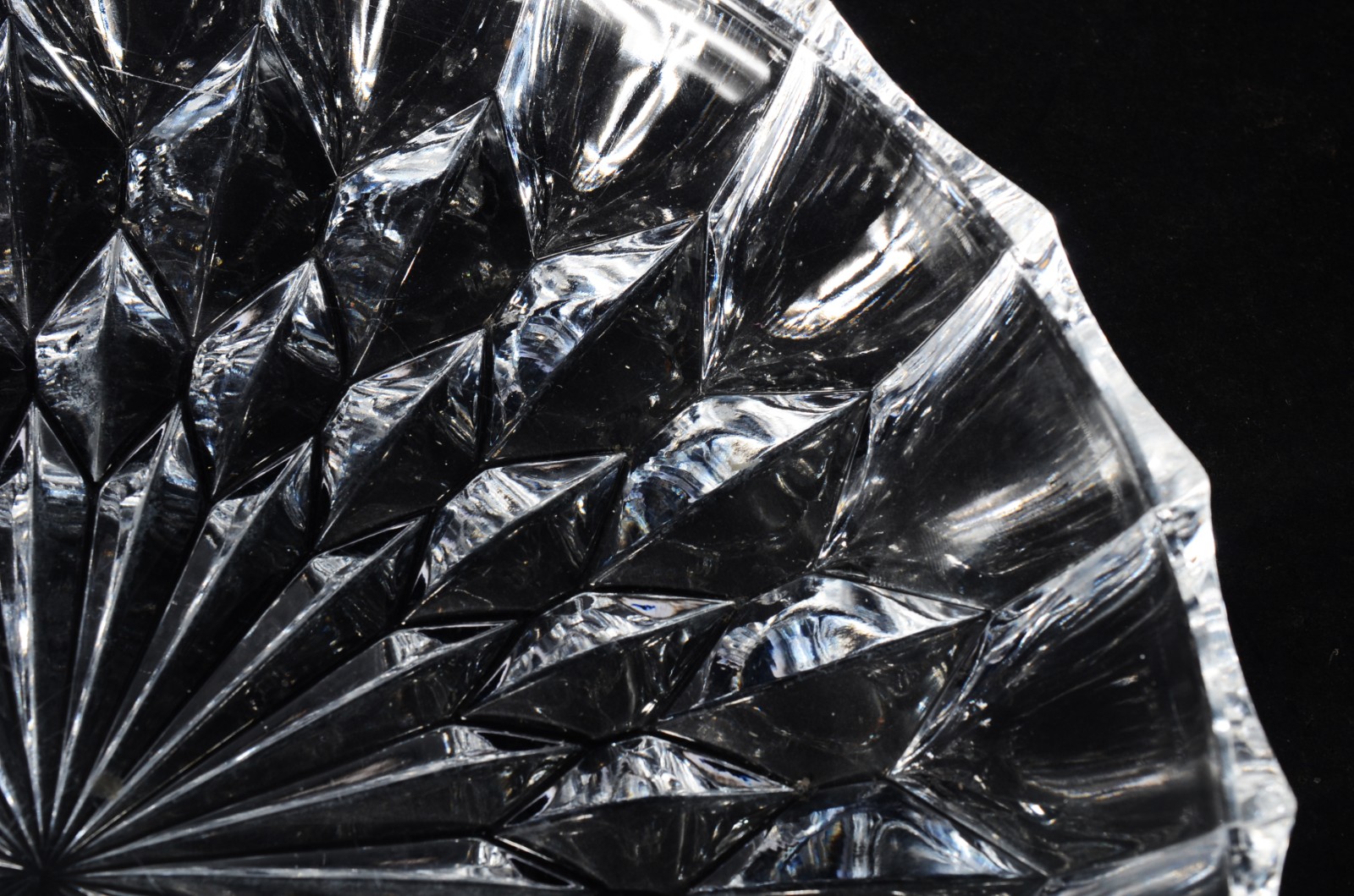 Três peças de cristal lapidado, sendo: 2 pratos para bolo, e porta... - foto 10 de 11